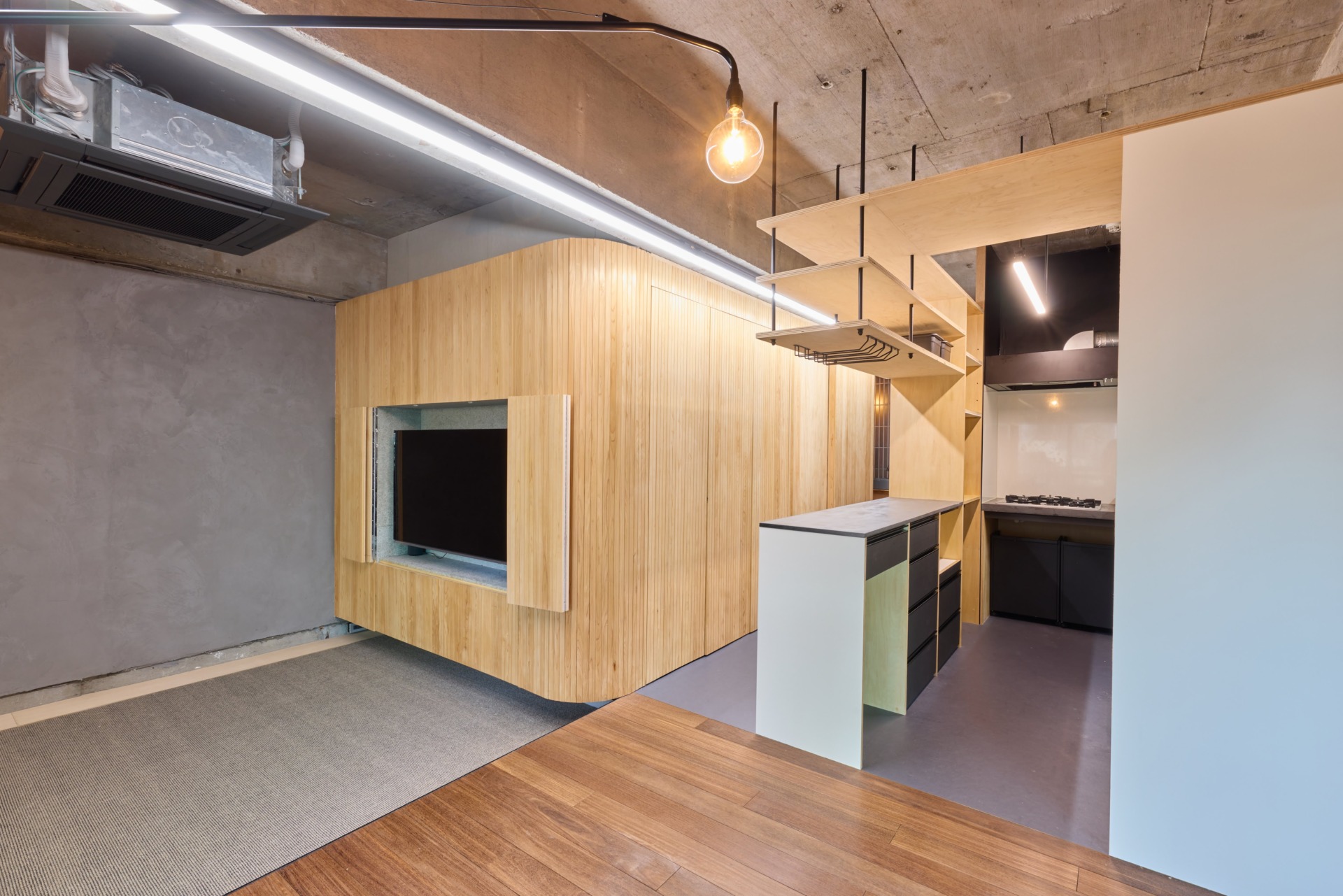 ダイニングとリビングは床レベルの違いによりゆるやかに空間が分かれます