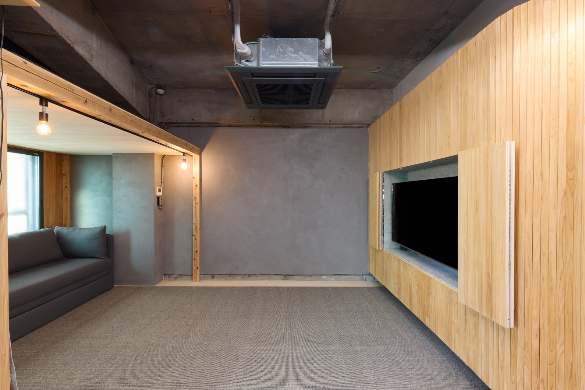 天高を活かしてやぐらのような物置台が組まれたリビング