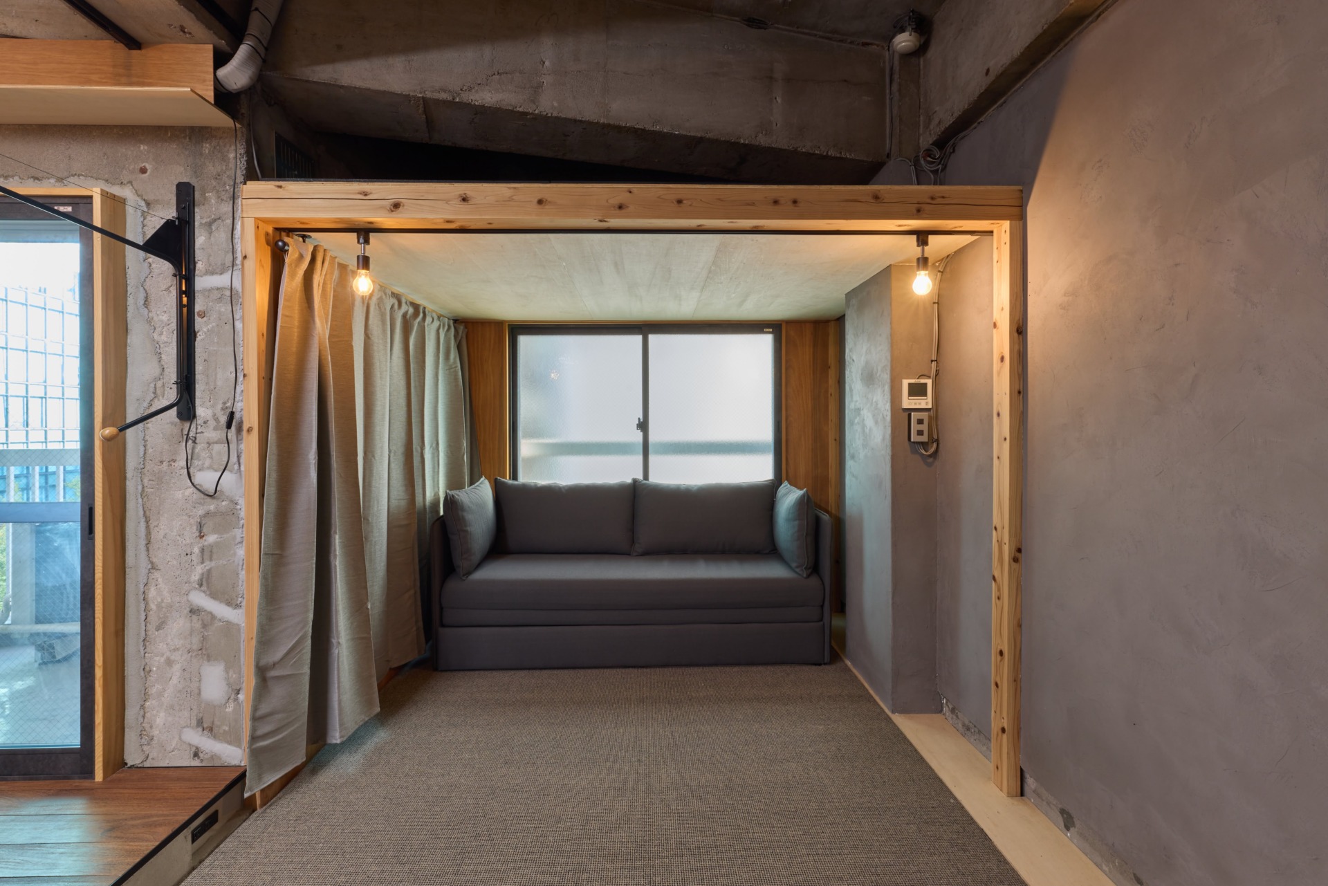 やぐらの下にソファを置いて、来客時にはサッと隠すこともできます