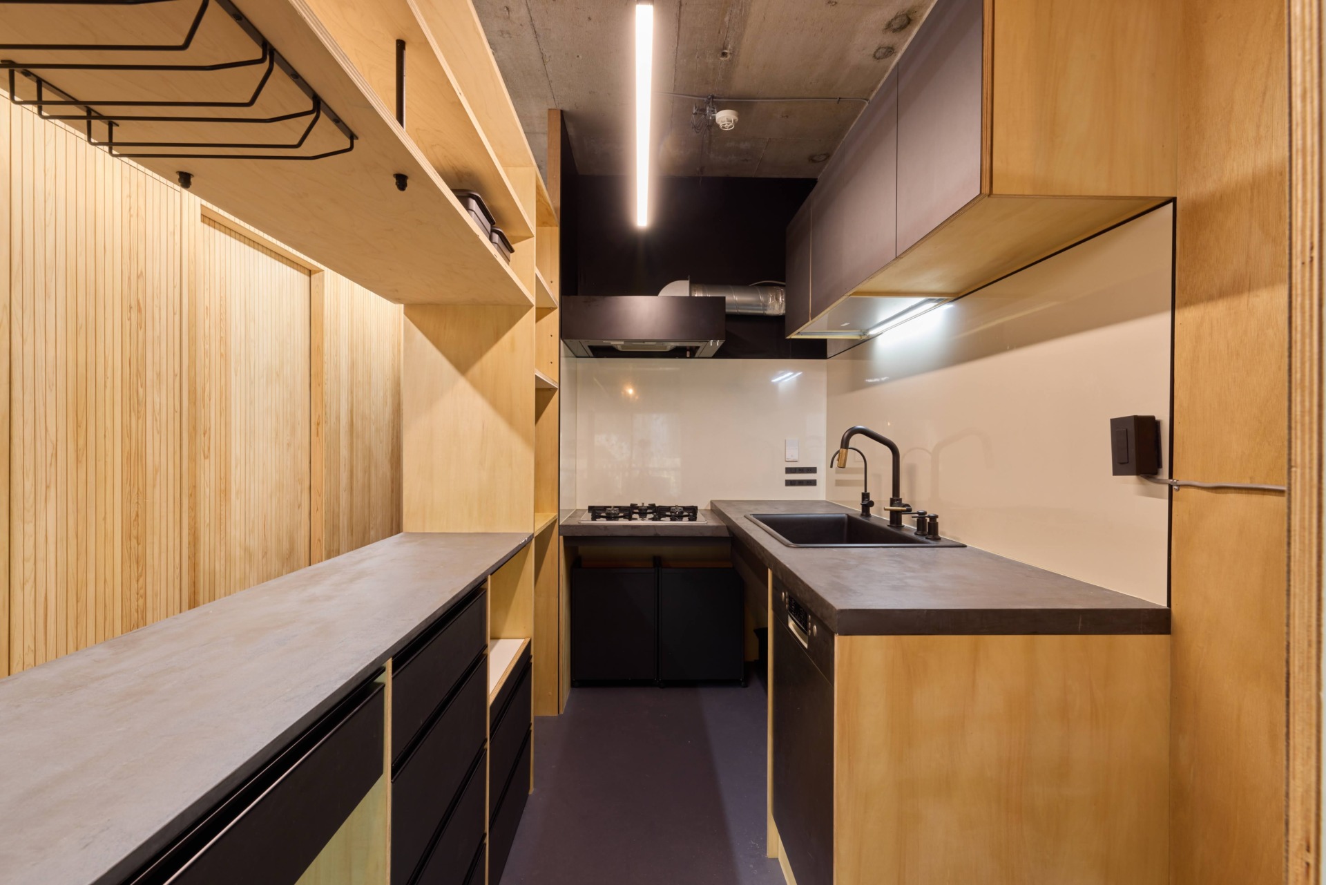 収納たっぷりの大きなキッチンは料理好きにもたまらないつくり