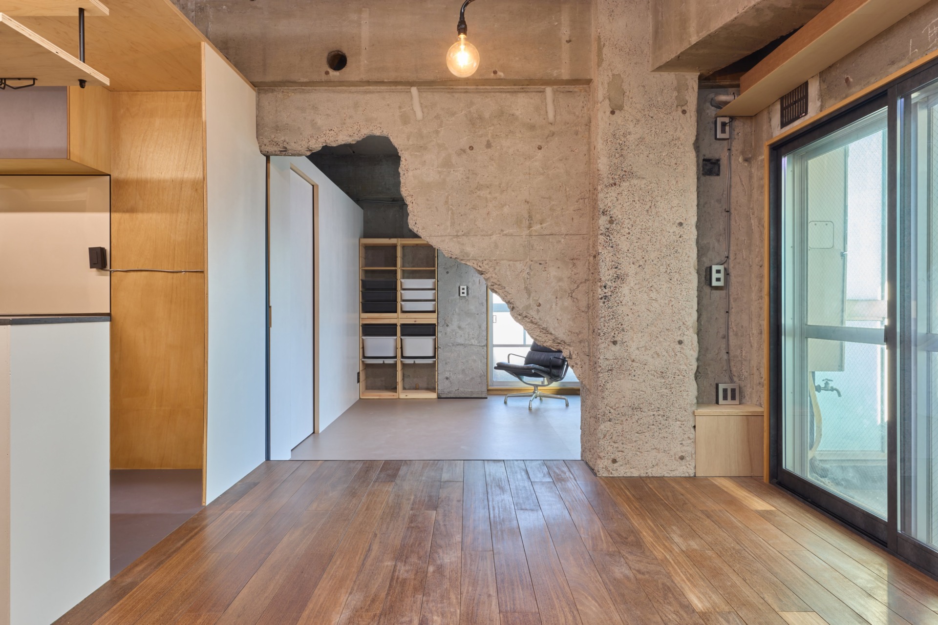 2部屋をつなぐ躯体開口部はガラス建具により開け閉めできます