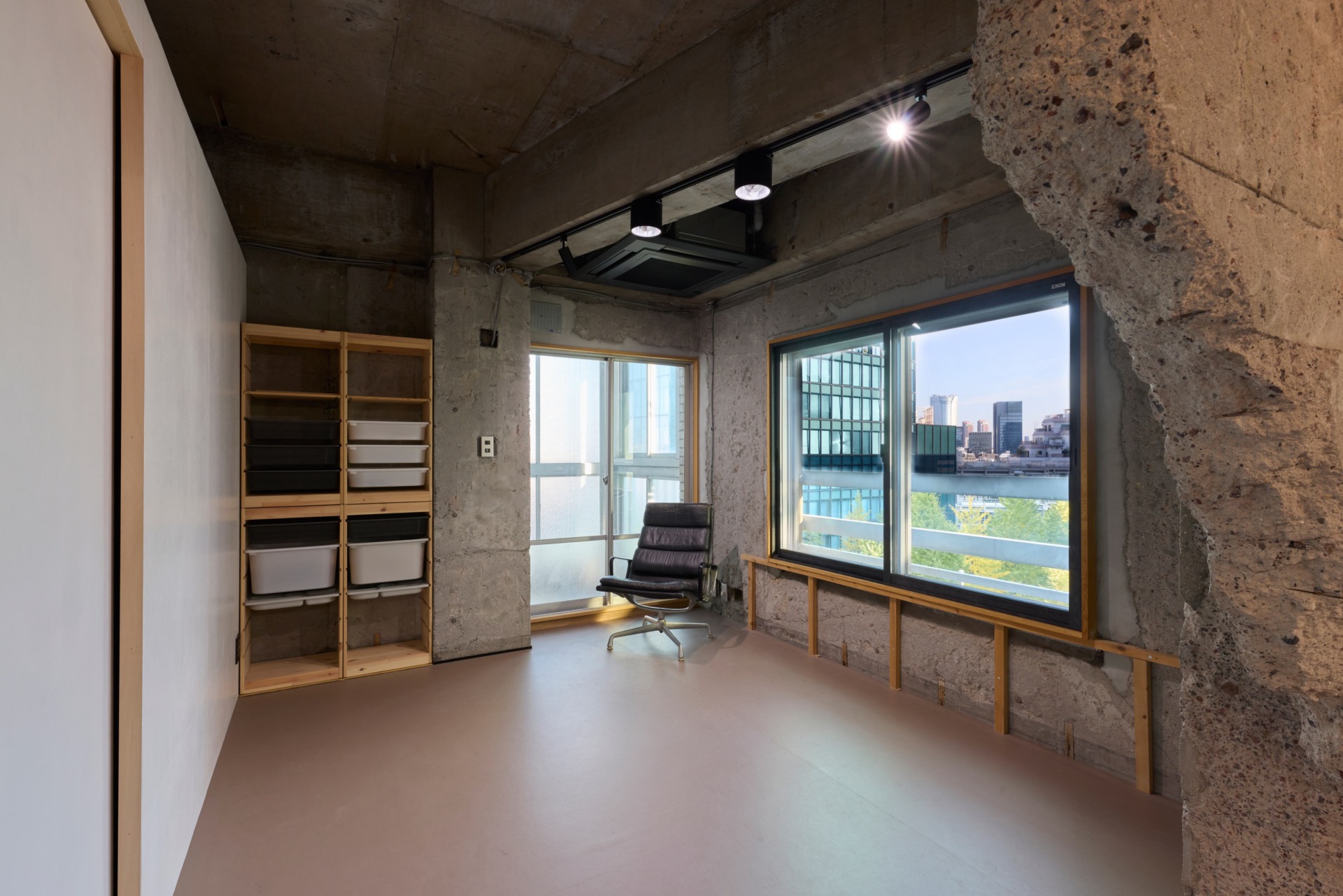 神宮前の街を見晴らすワークスペース的な空間