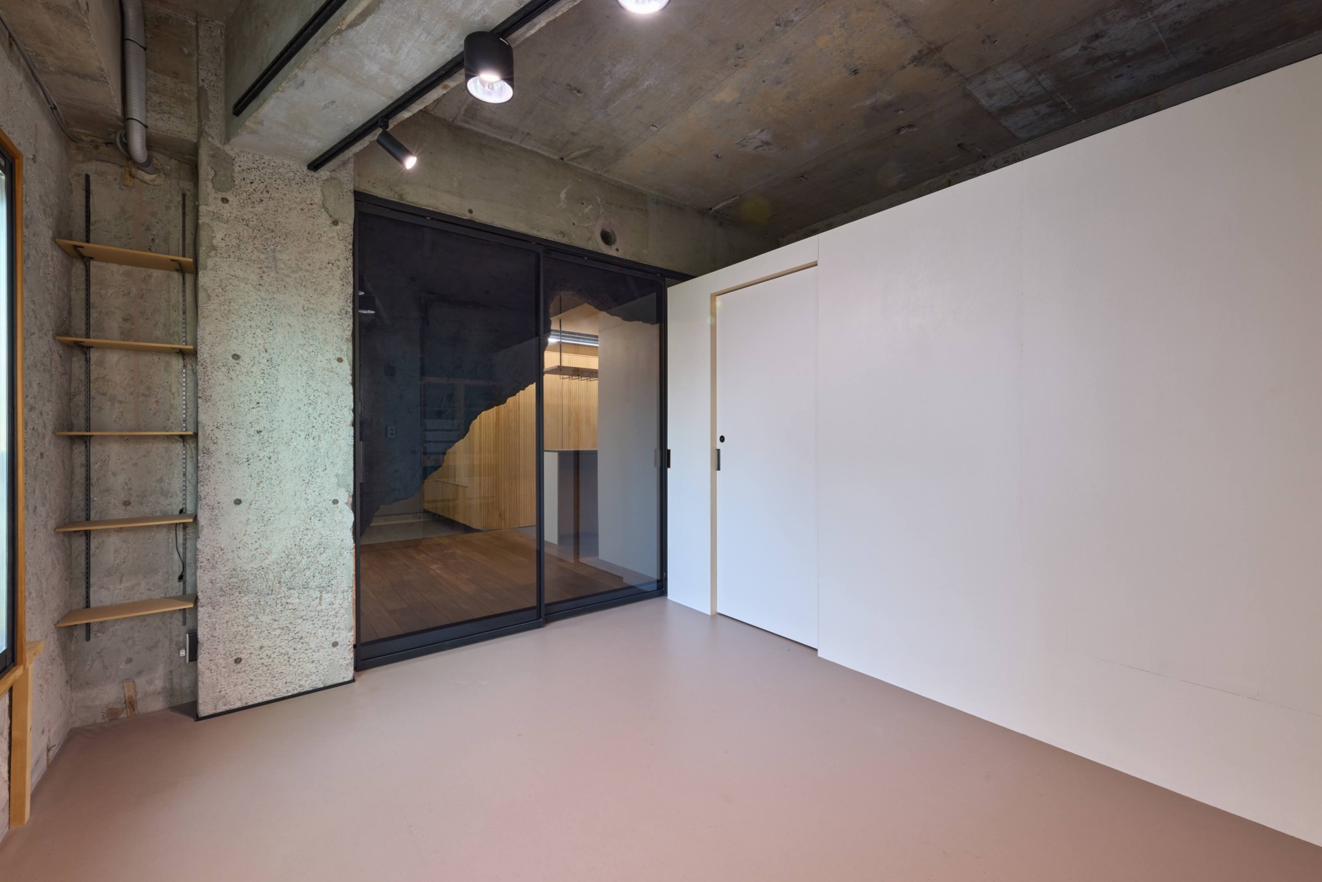 2部屋をつなぐ躯体開口部はガラス建具により開け閉めできます