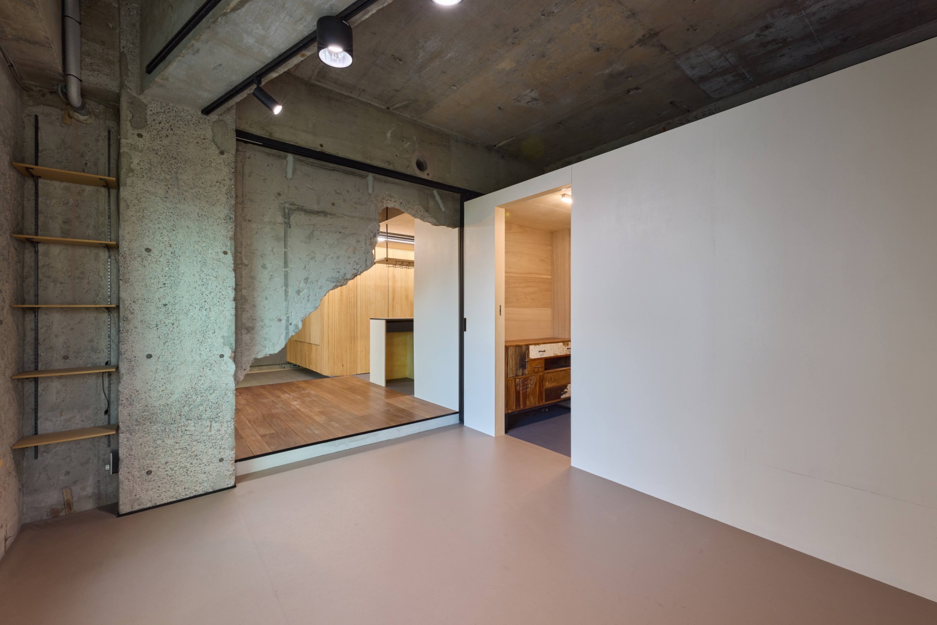 2部屋をつなぐ躯体開口部はガラス建具により開け閉めできます