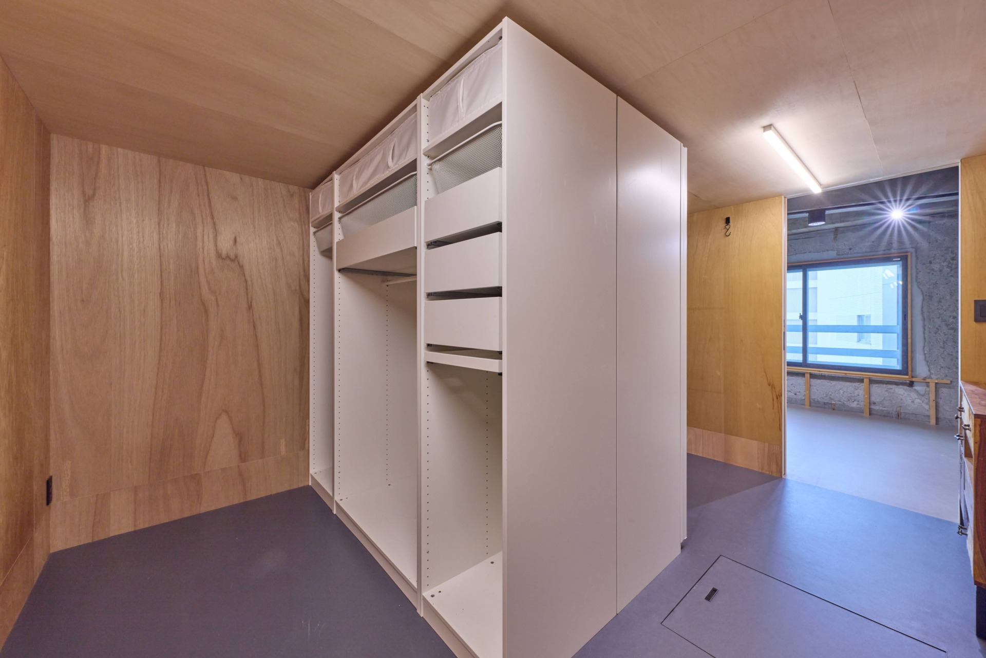 IKEAの可動式クローゼットの両脇にベッドが置ける寸法を確保