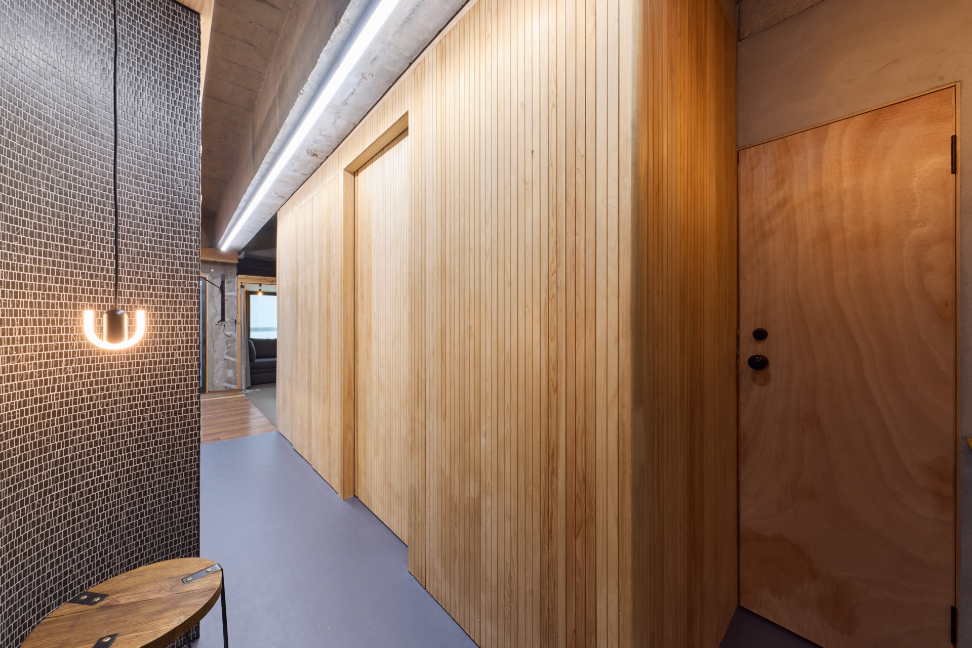 ライン照明の印象が空間を引き締めています