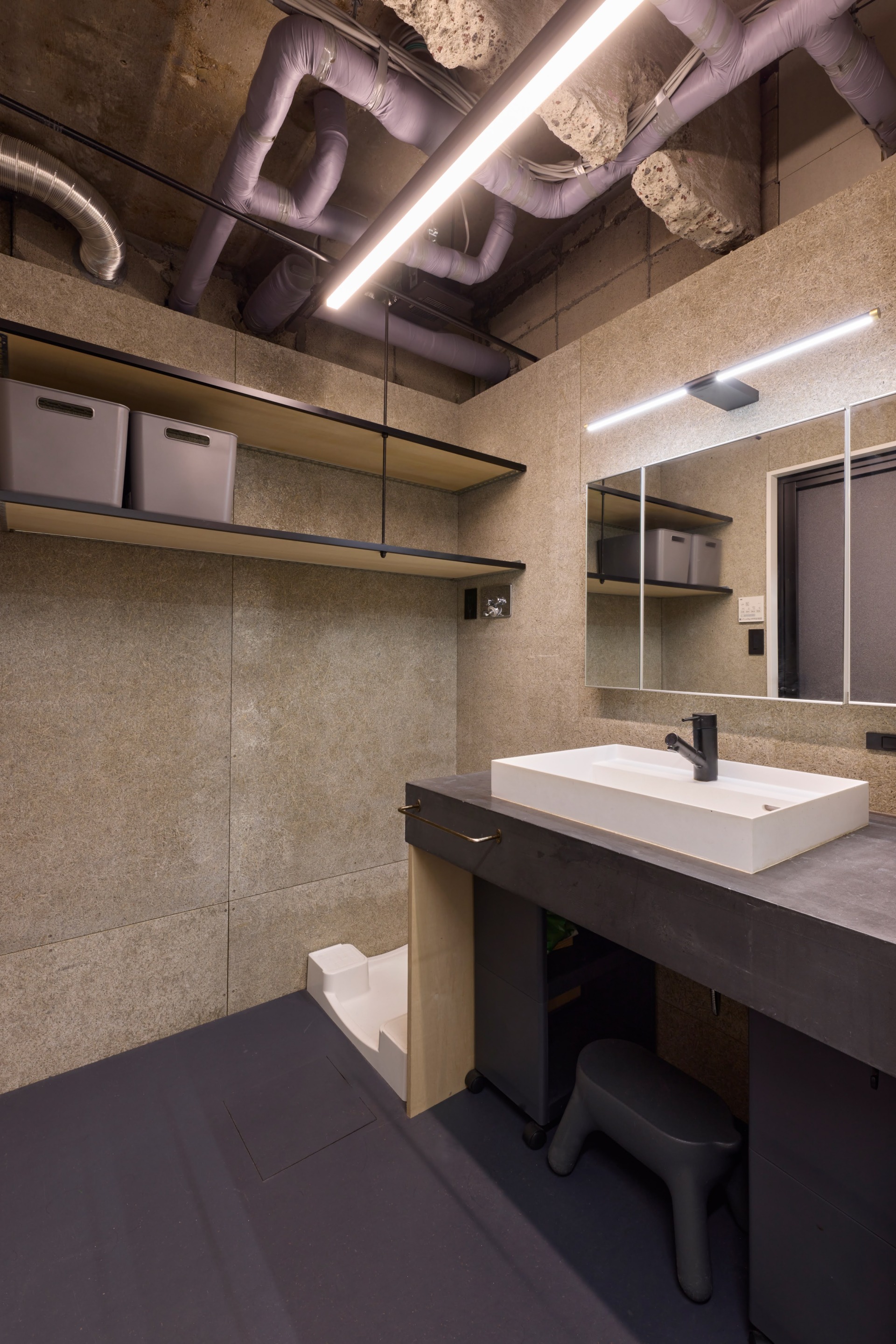 天井にラフな配管が這い回る水回り