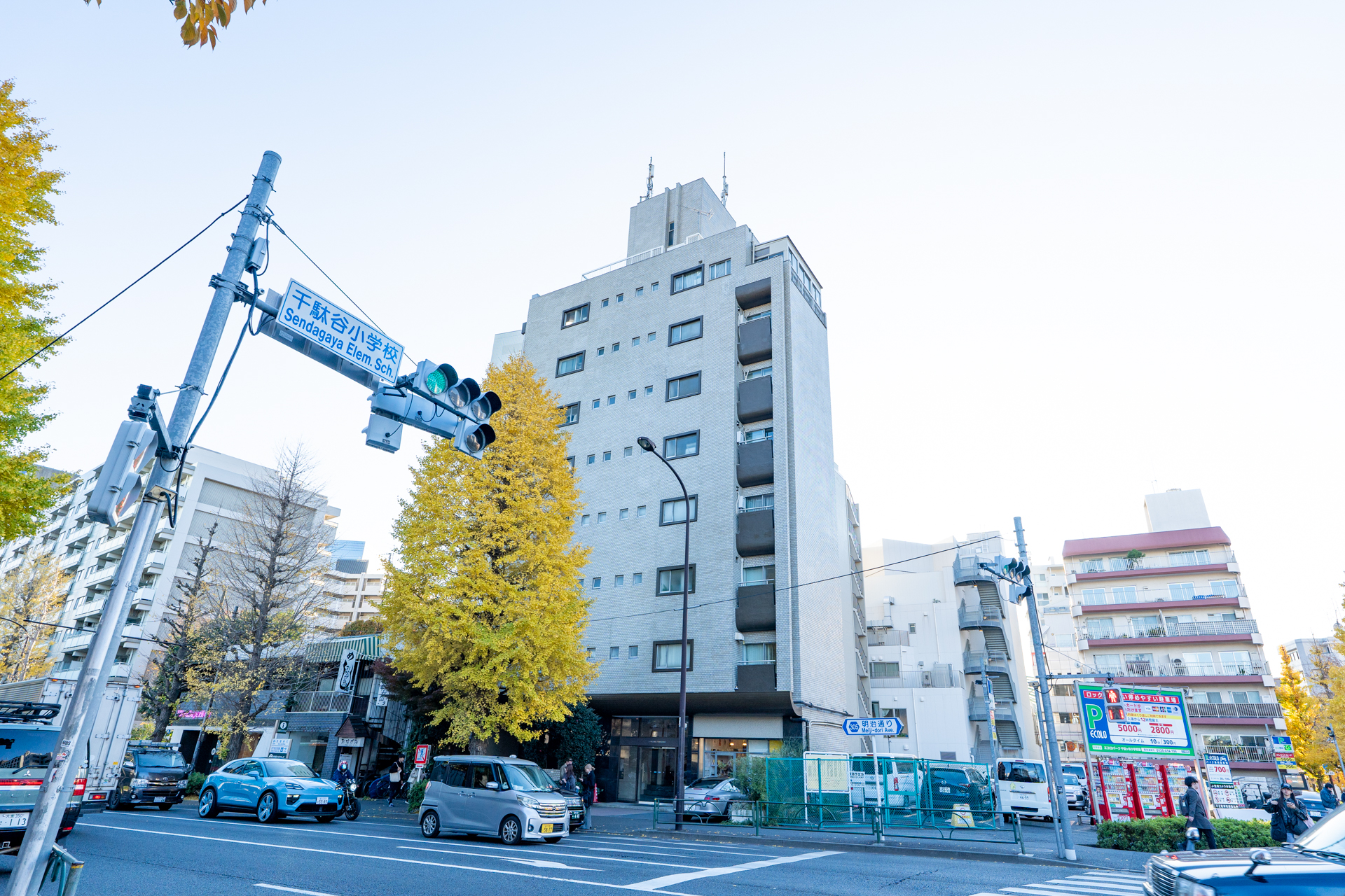 千駄谷小学校の信号で目立つ外観