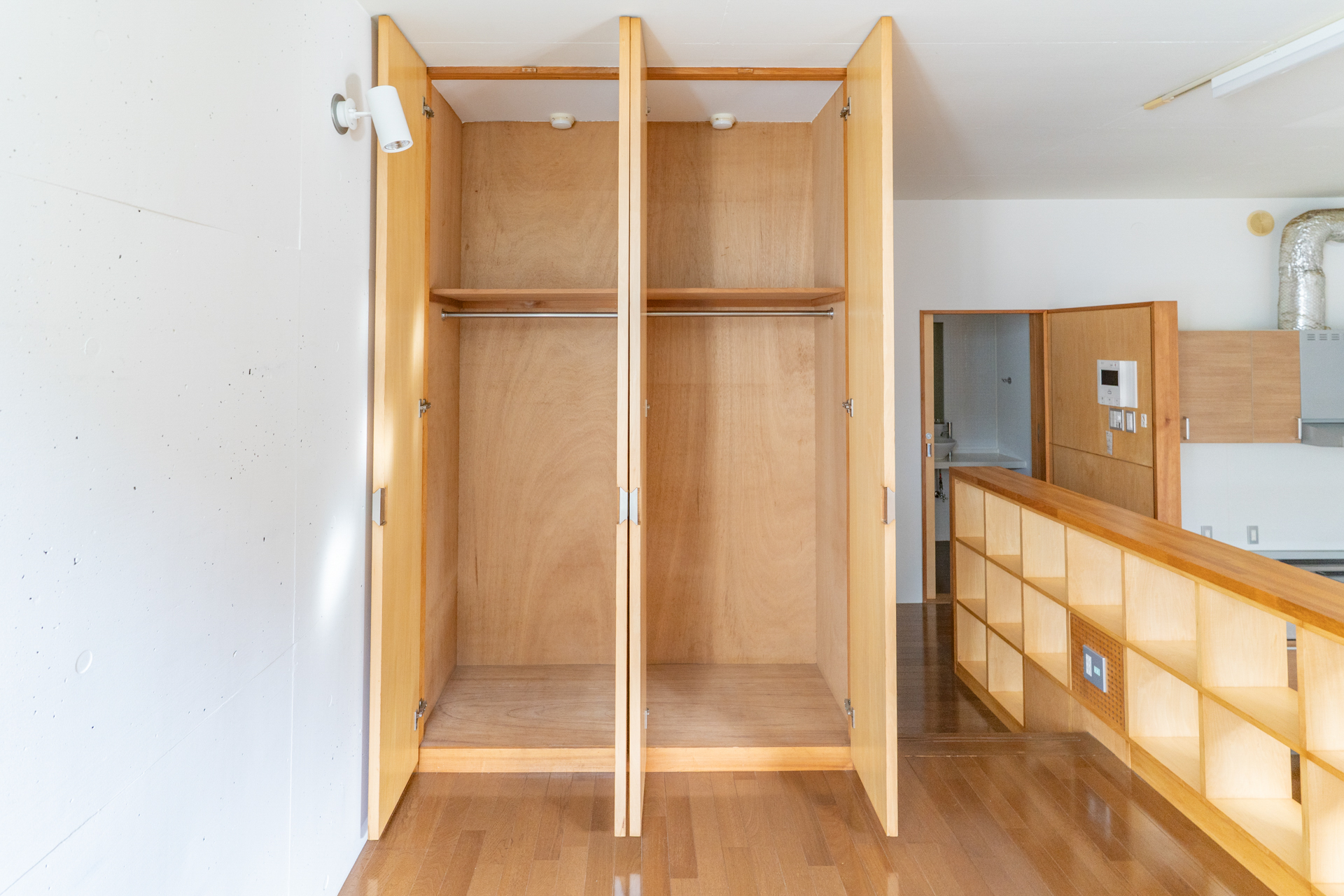 ２面のクローゼット