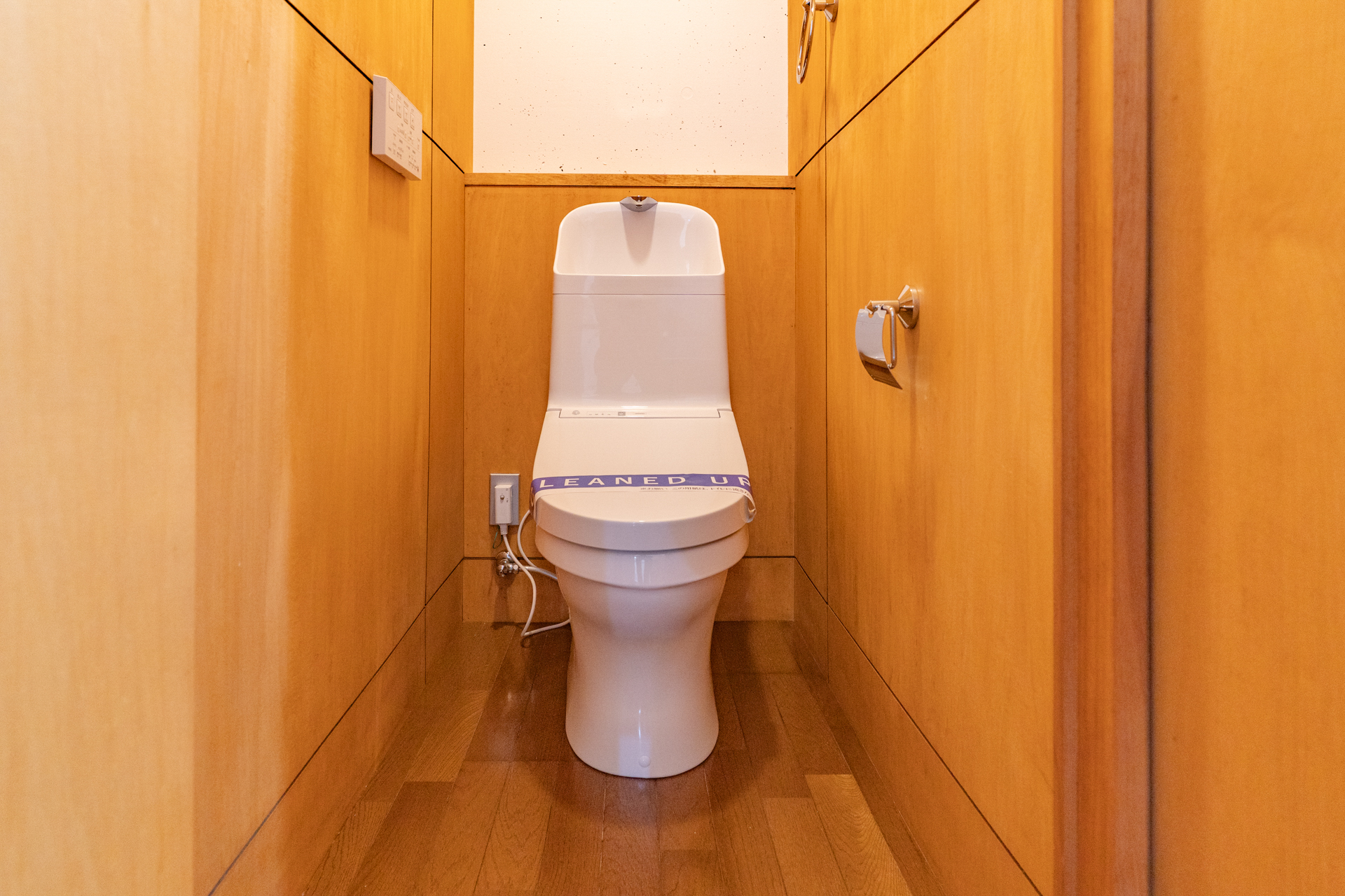 木に囲まれたトイレ