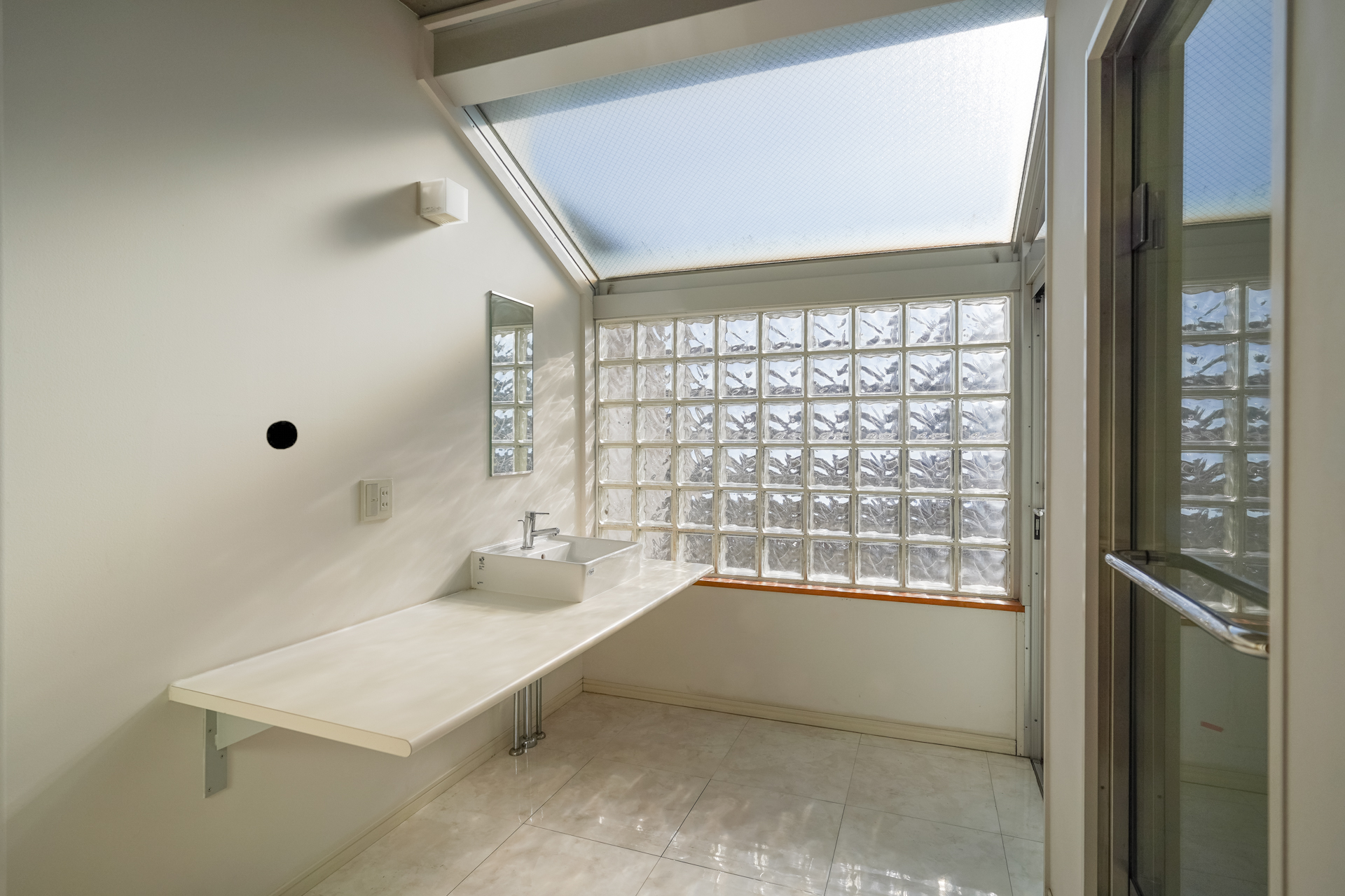 やさしい光がまわり込むメゾネット