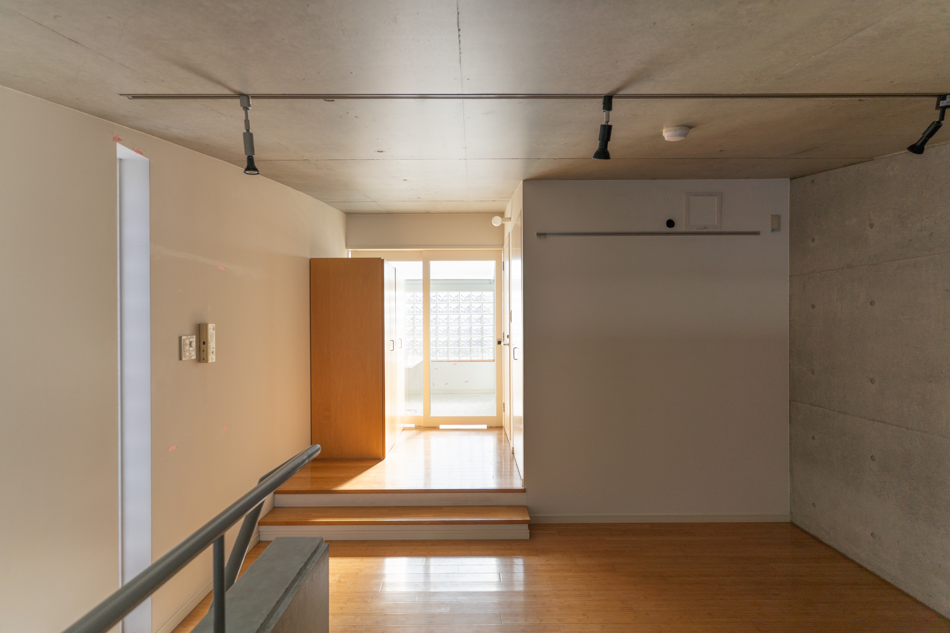 ランタンのような光が室内にまわり込む上階