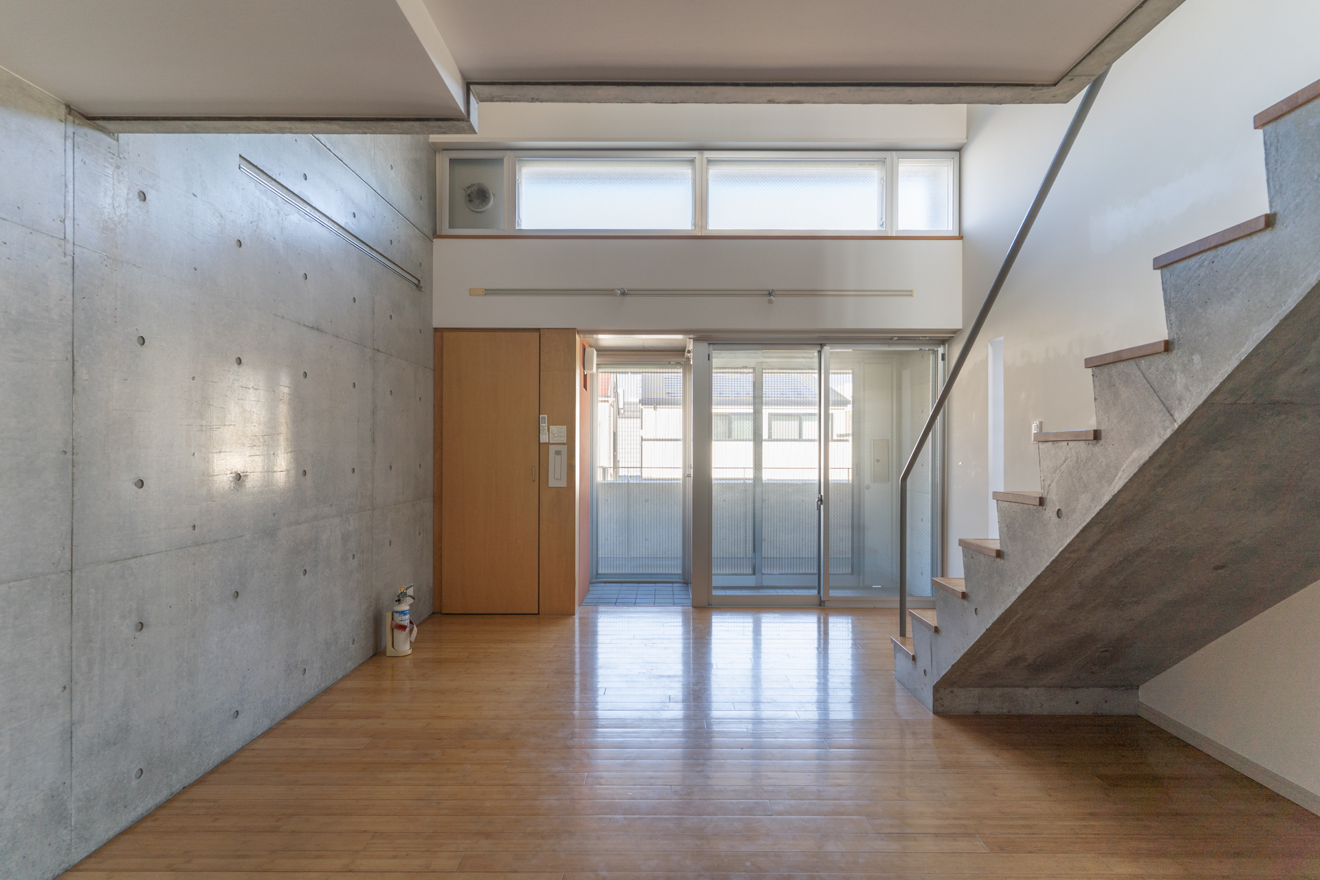 高い天井高と、たくさんの採光部分