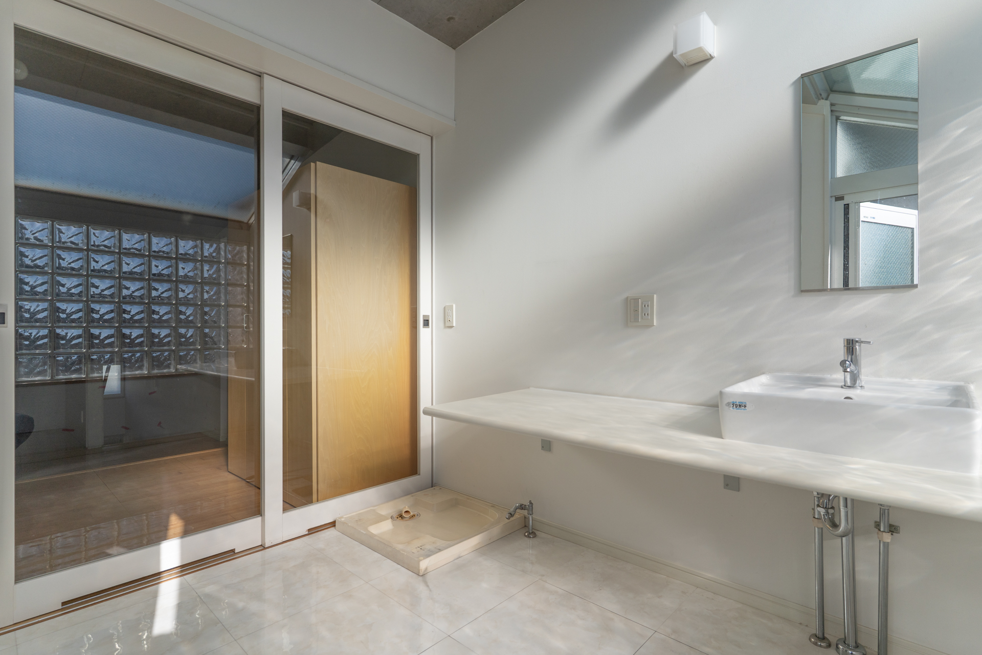 サニタリーの壁面と床は白