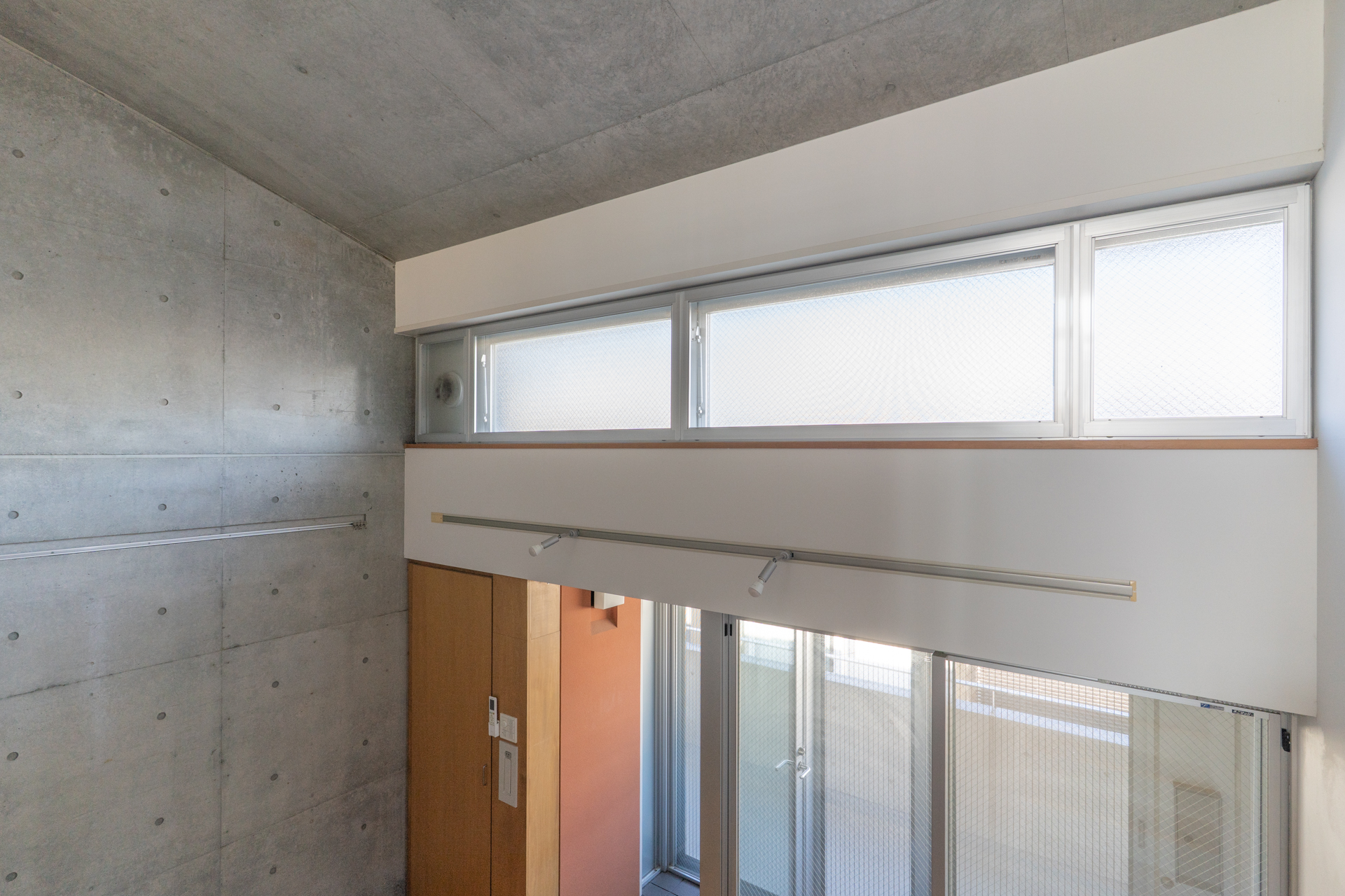 玄関の上部の窓