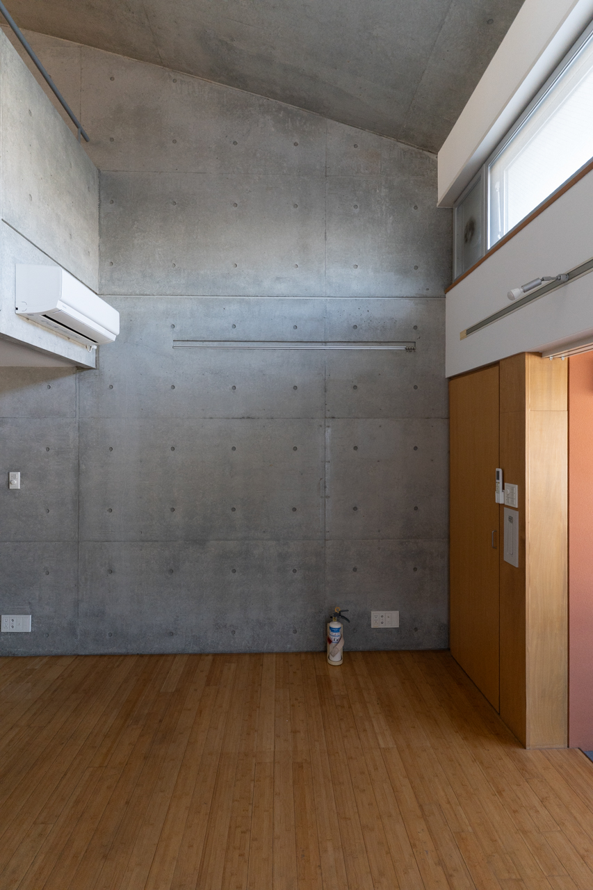 高い天井、差し込む柔らかな光