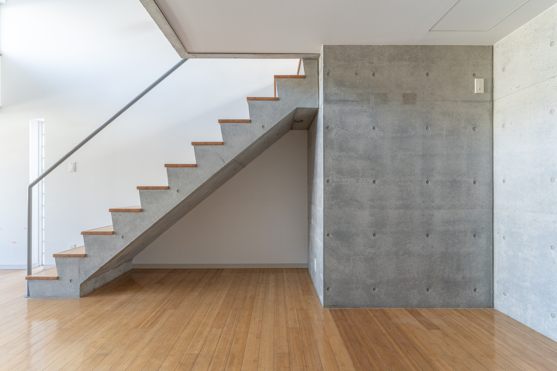 キッチン背面の冷蔵庫置場