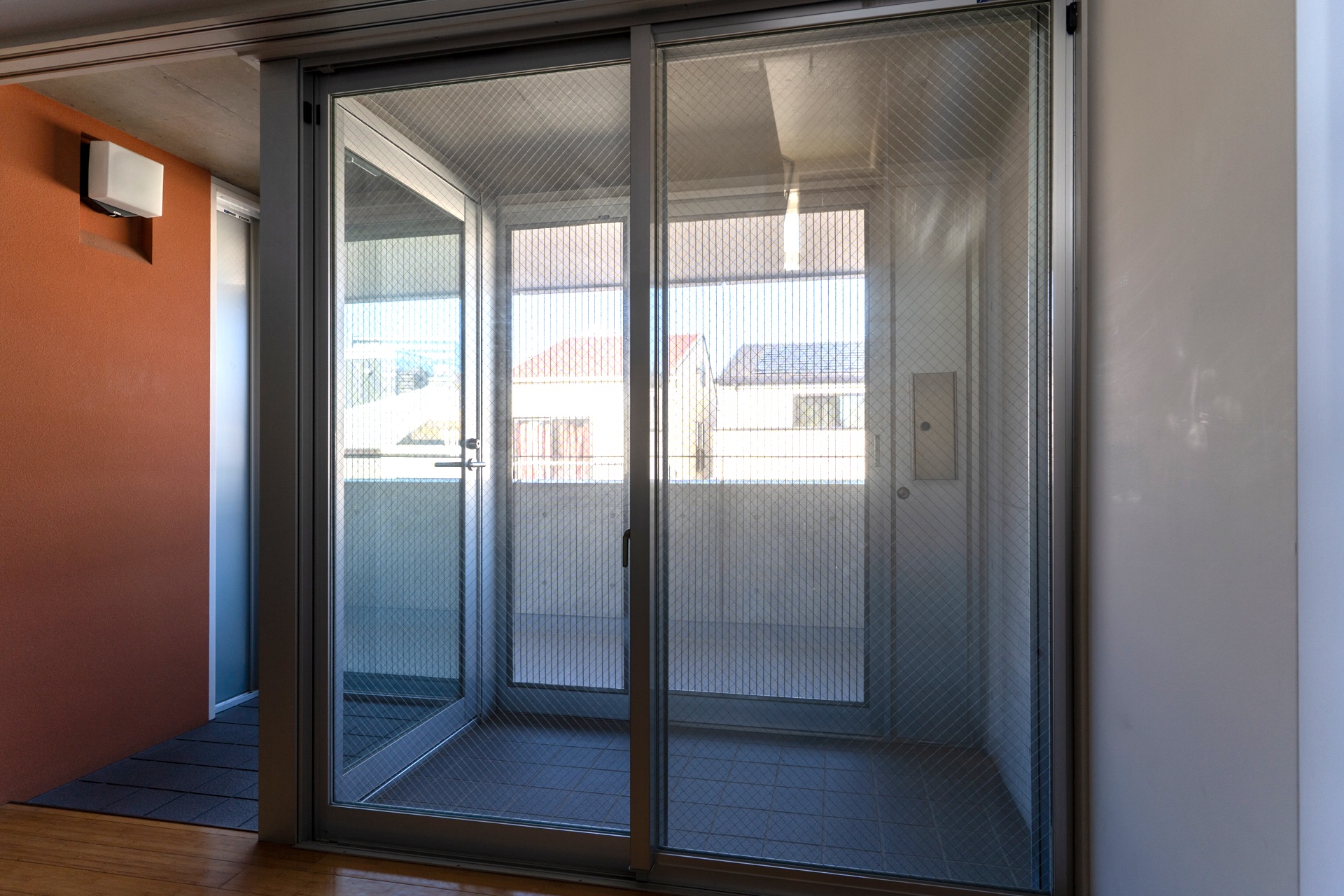 光を取り込みつつ、外から見えにくい玄関周り