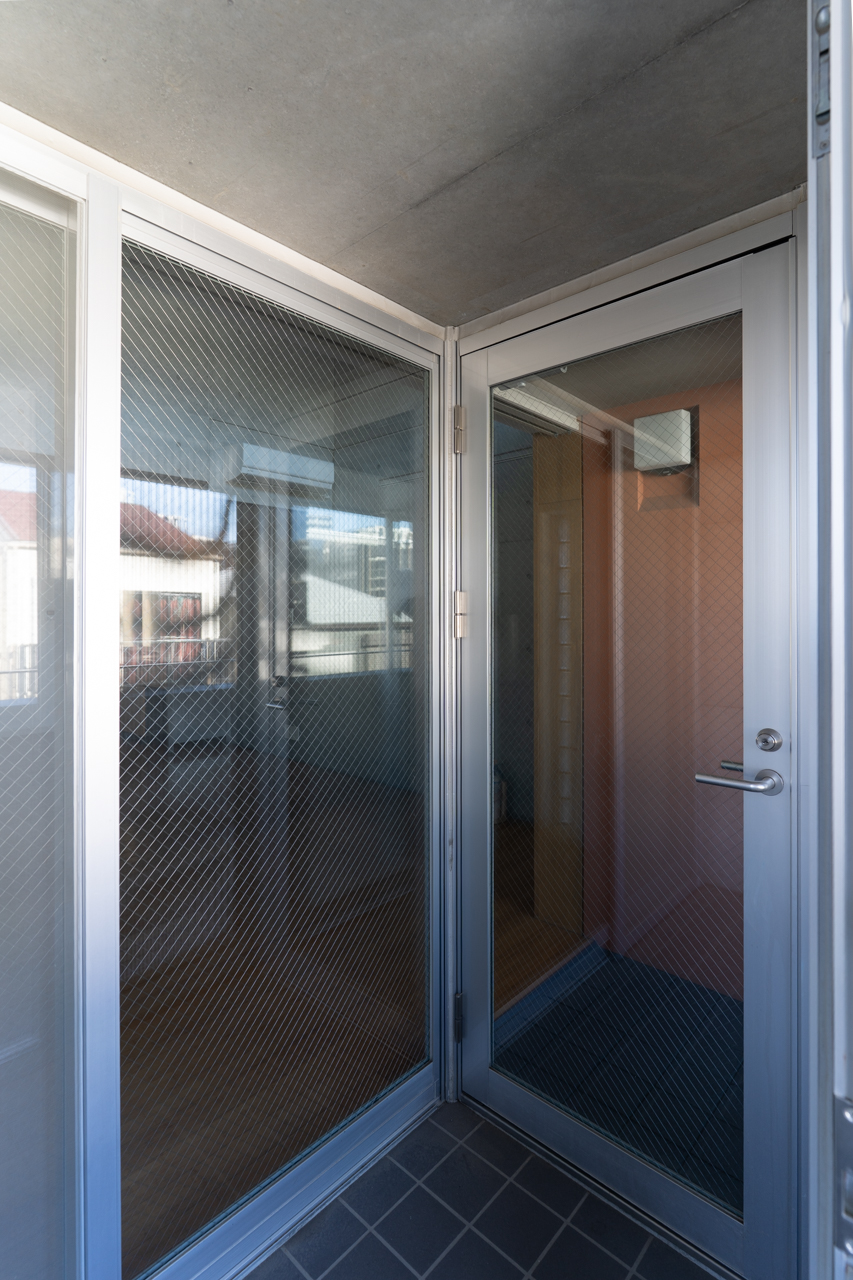 玄関扉も採光を考えガラス戸