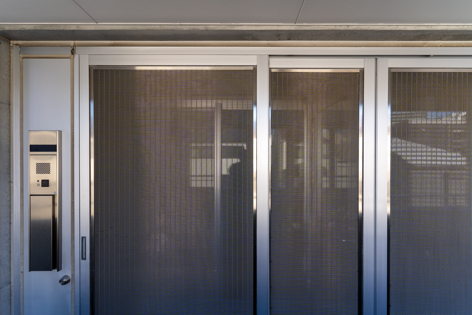 玄関前のグレーチング戸も施錠可能