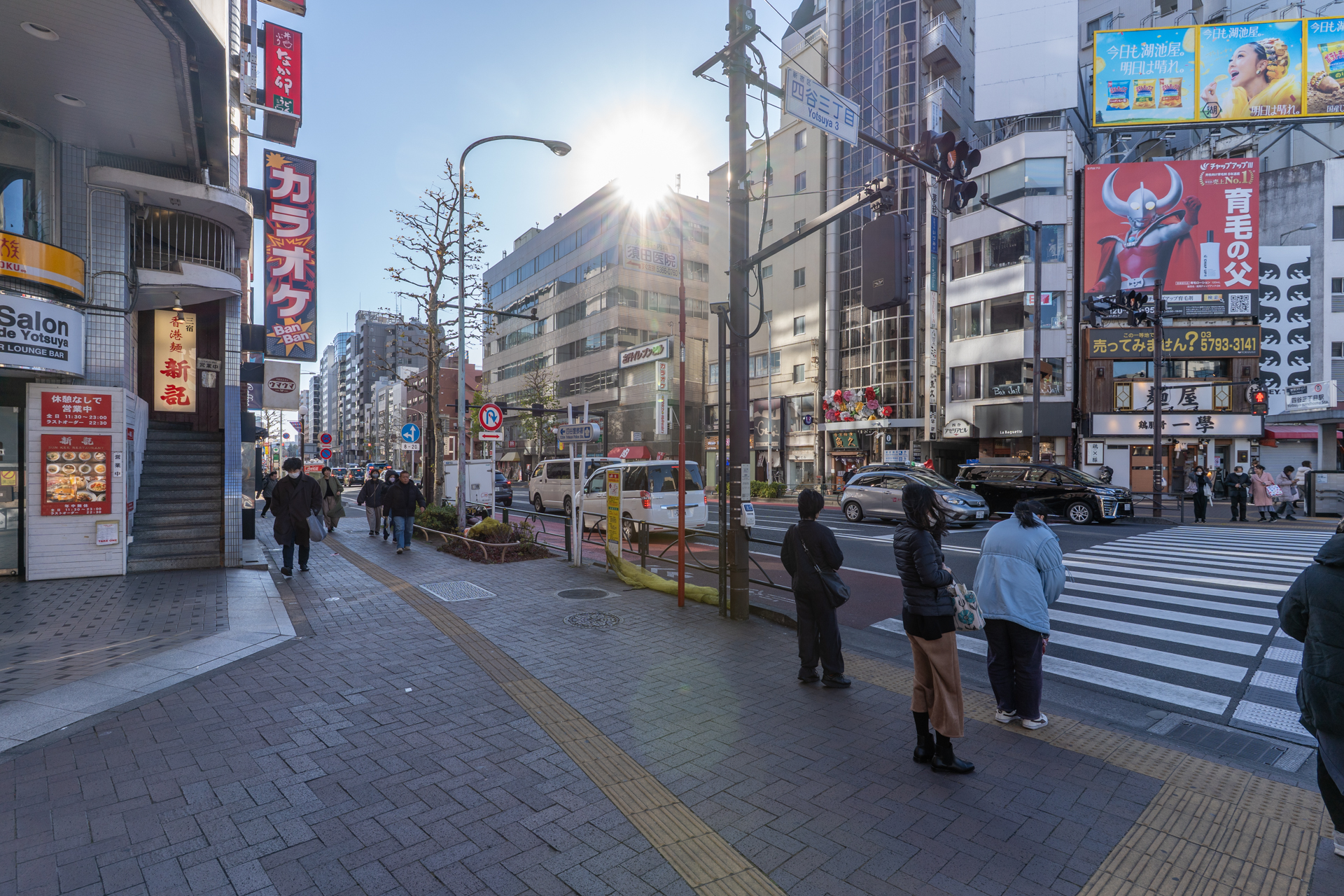 四谷三丁目駅の駅前