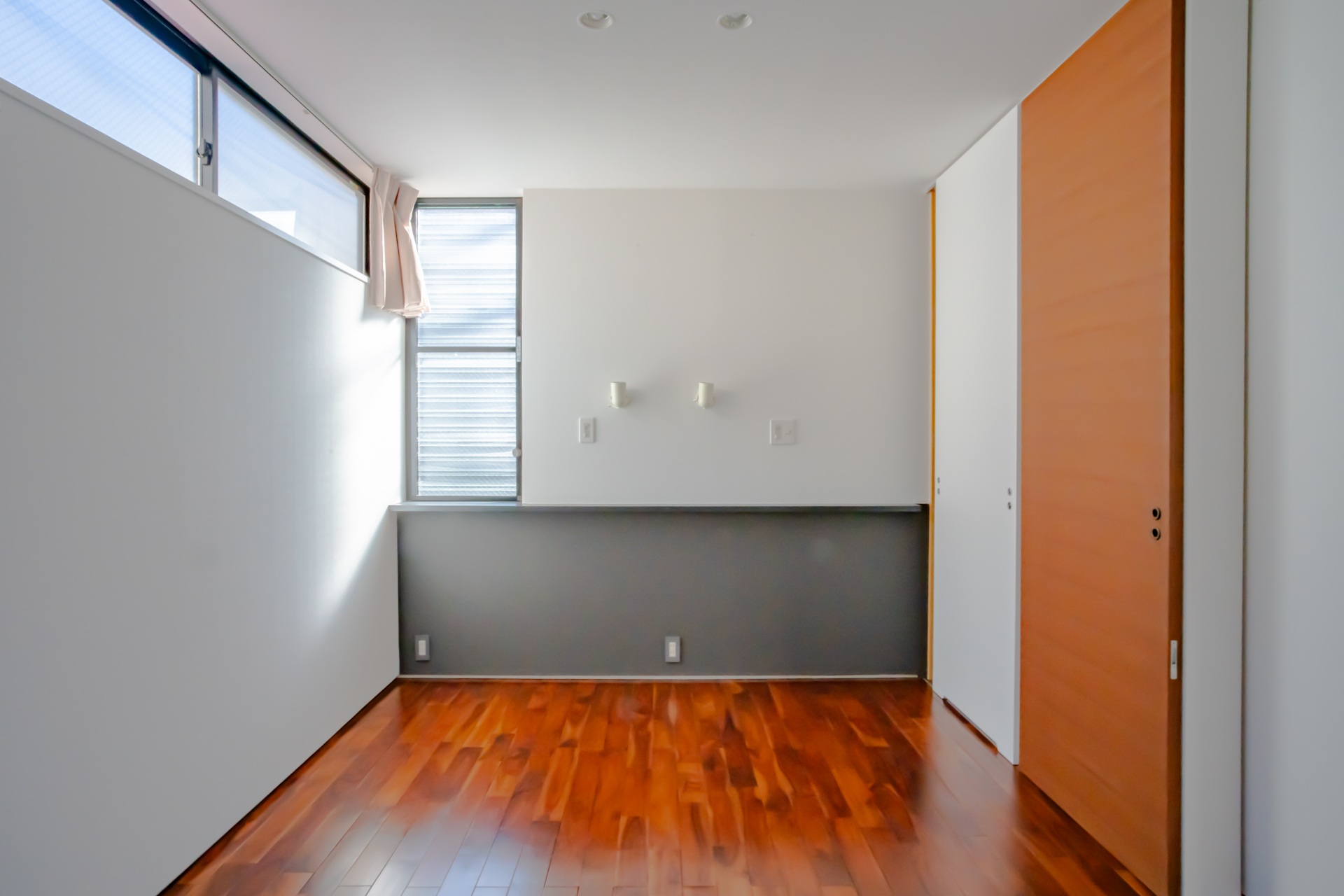 ウォークインクローゼット付きの寝室