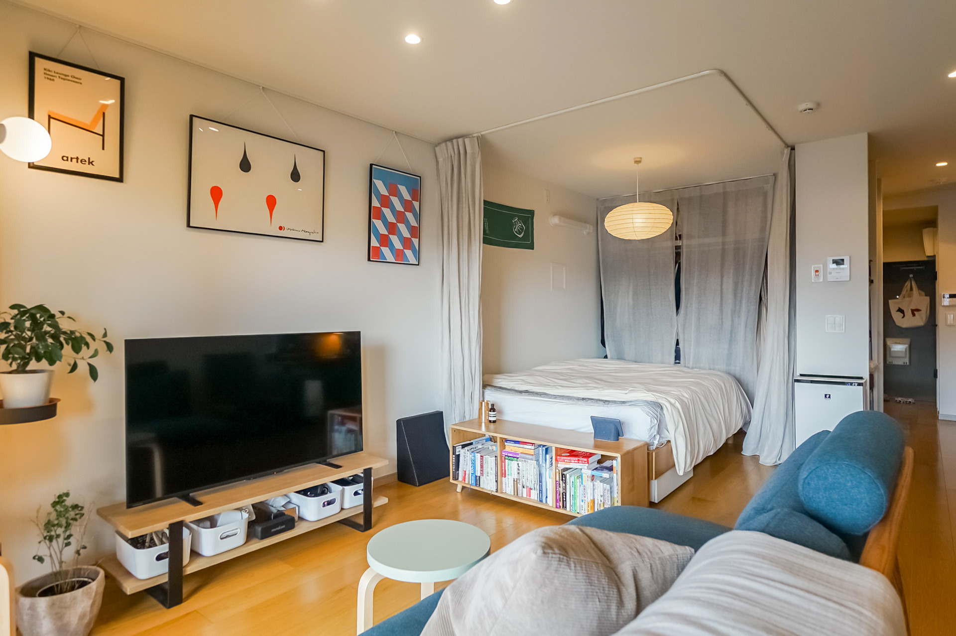 寝室はカーテンで区切るスタイル