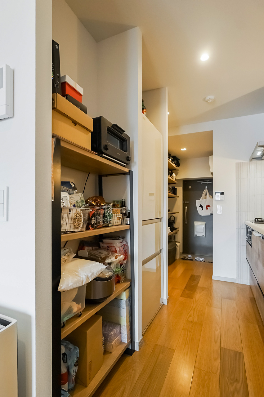 キッチン背面に棚が置けるスペース