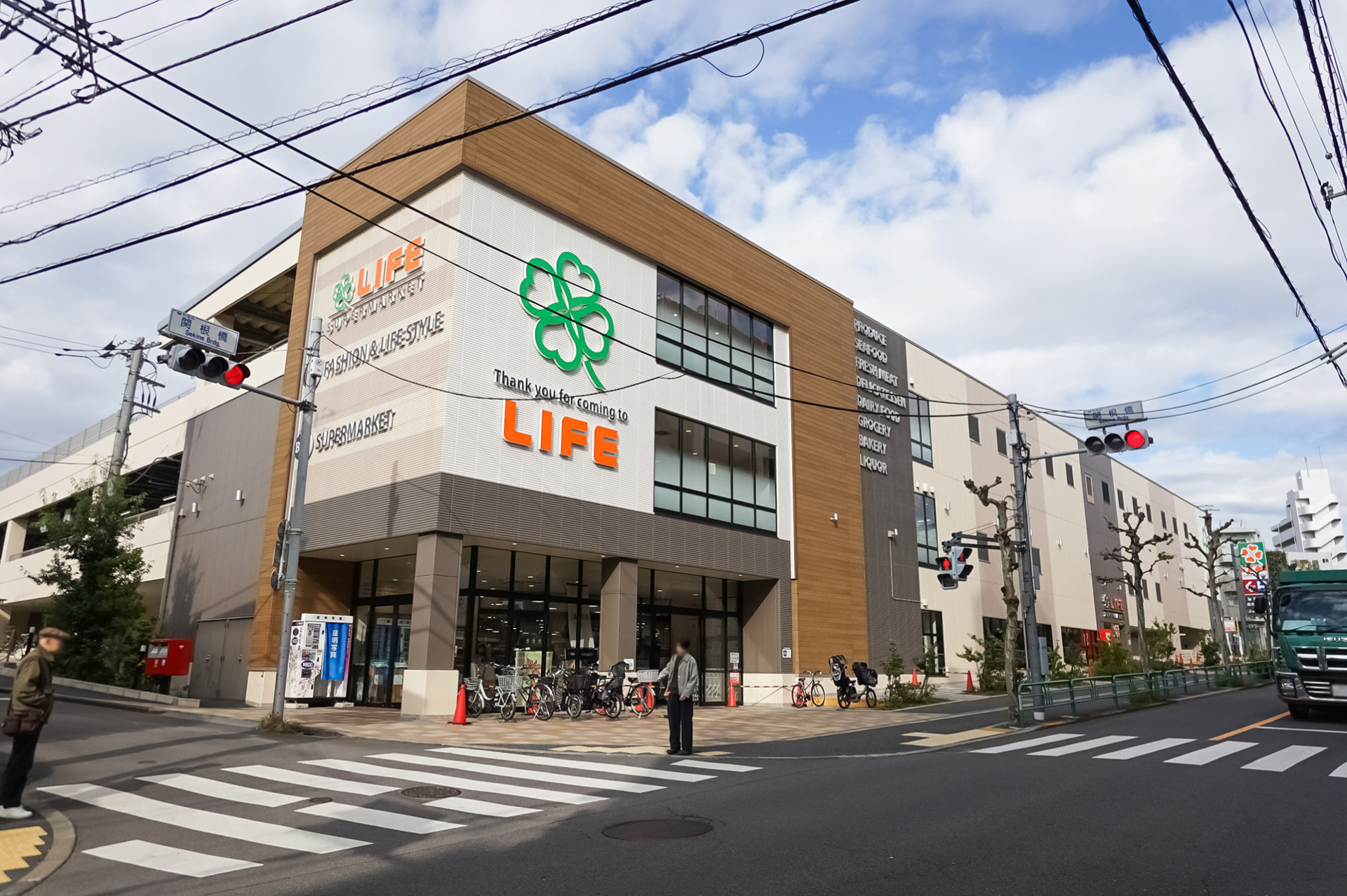 最寄りスーパーまで徒歩3分程度