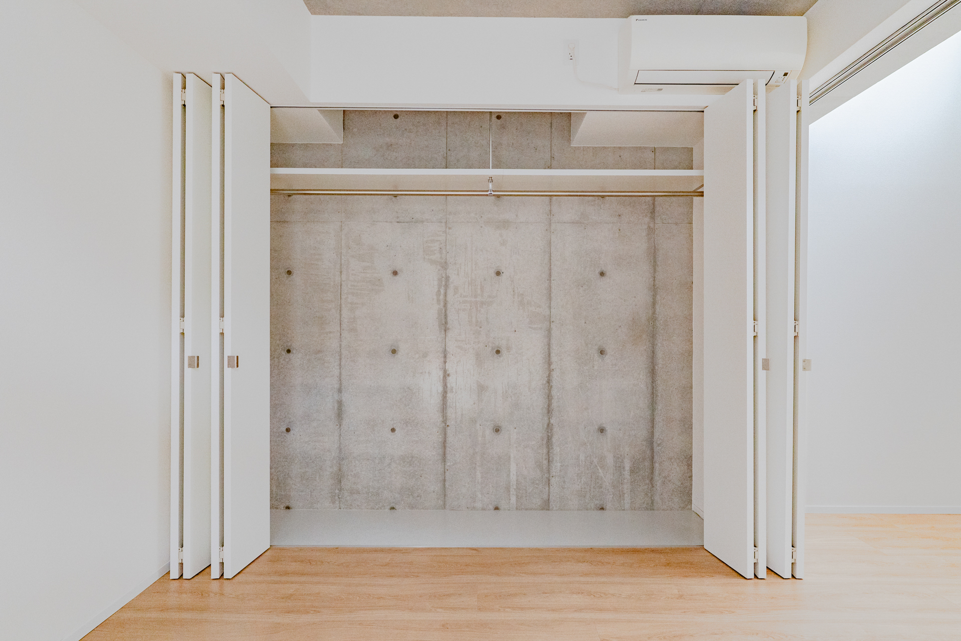 クローゼットを開けてもしっかりコンクリ