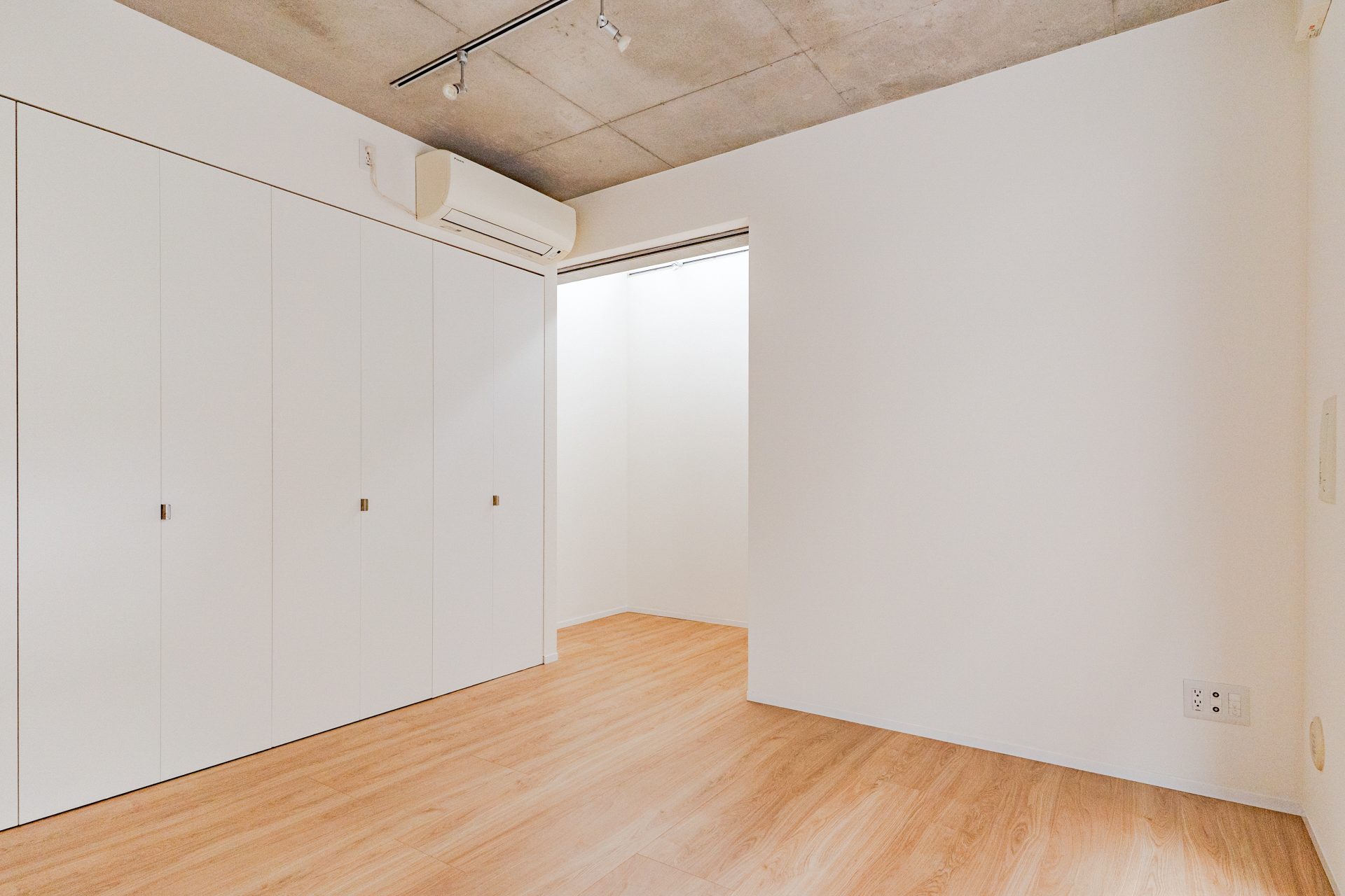 クローゼット付きの一室