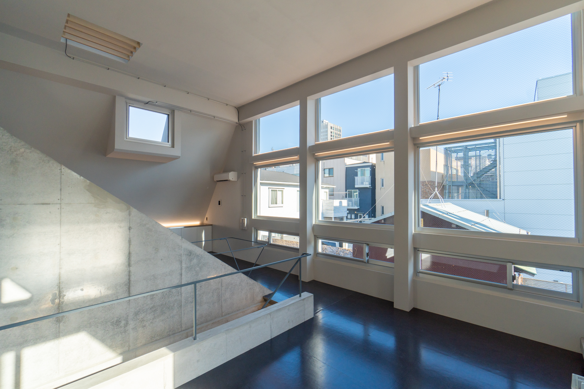 東の空を仰ぐ大きな窓（3階）