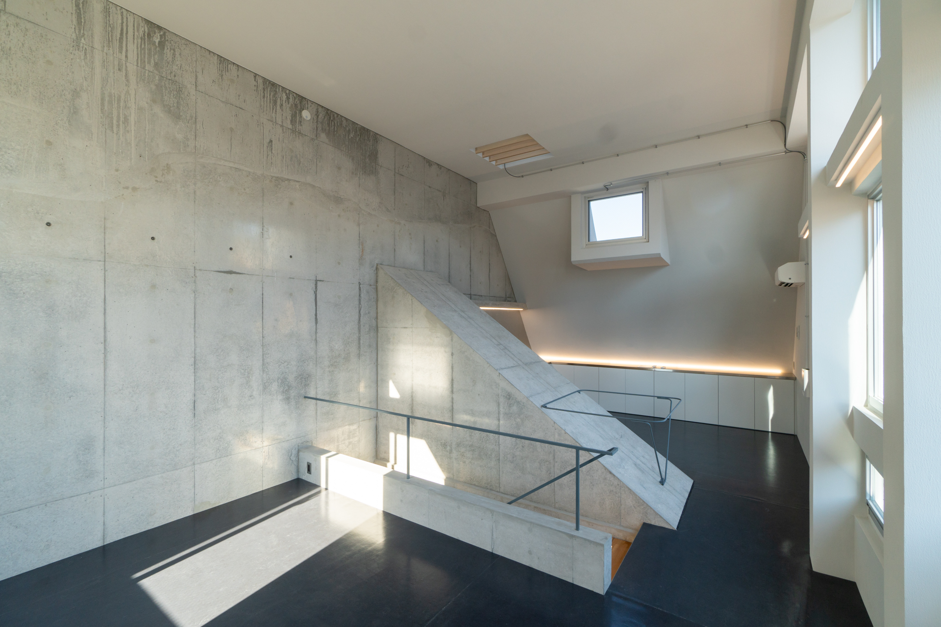 階段を挟んで2ゾーン（3階）