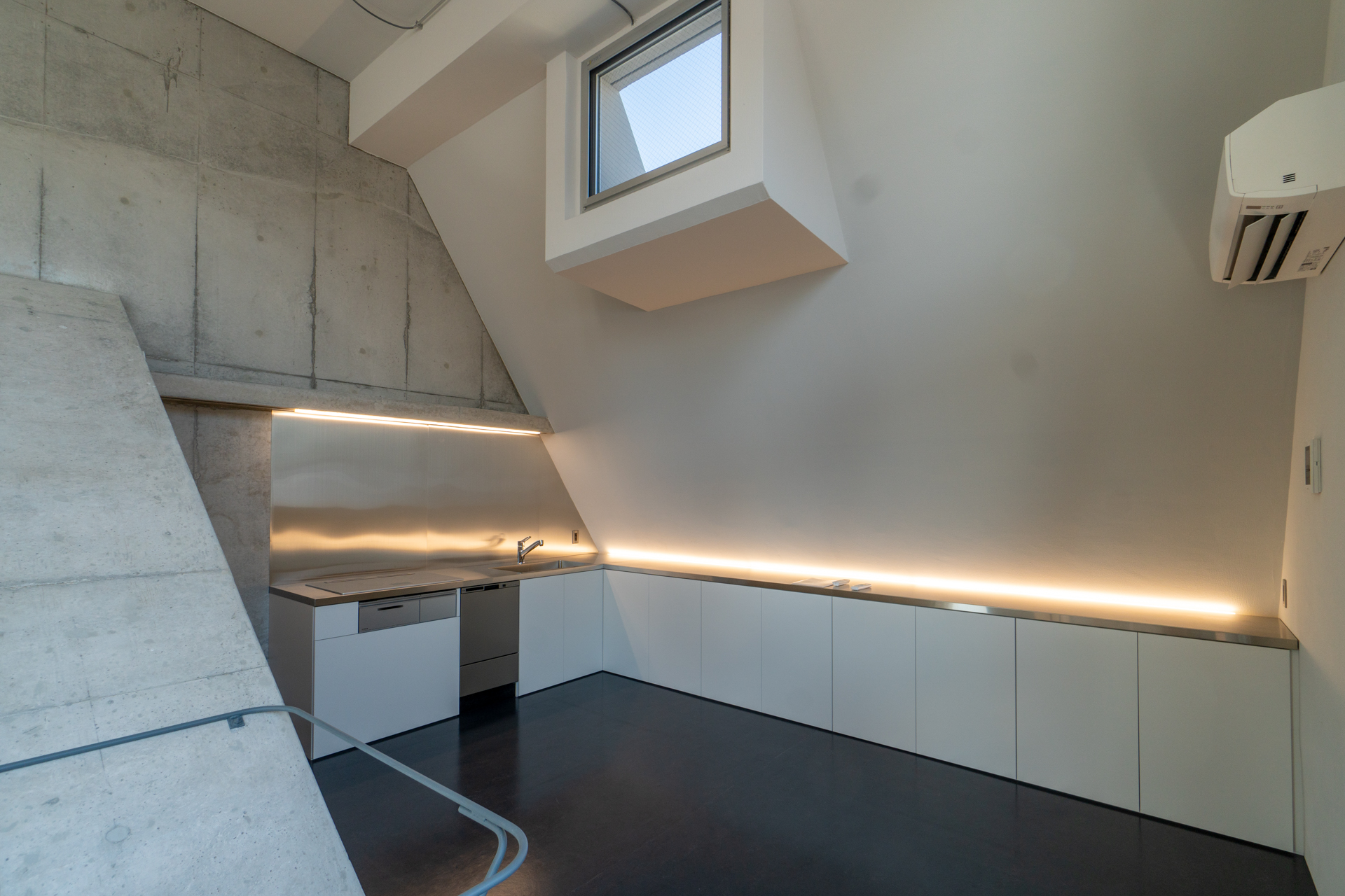 長いカウンターが特徴的なキッチン（3階）