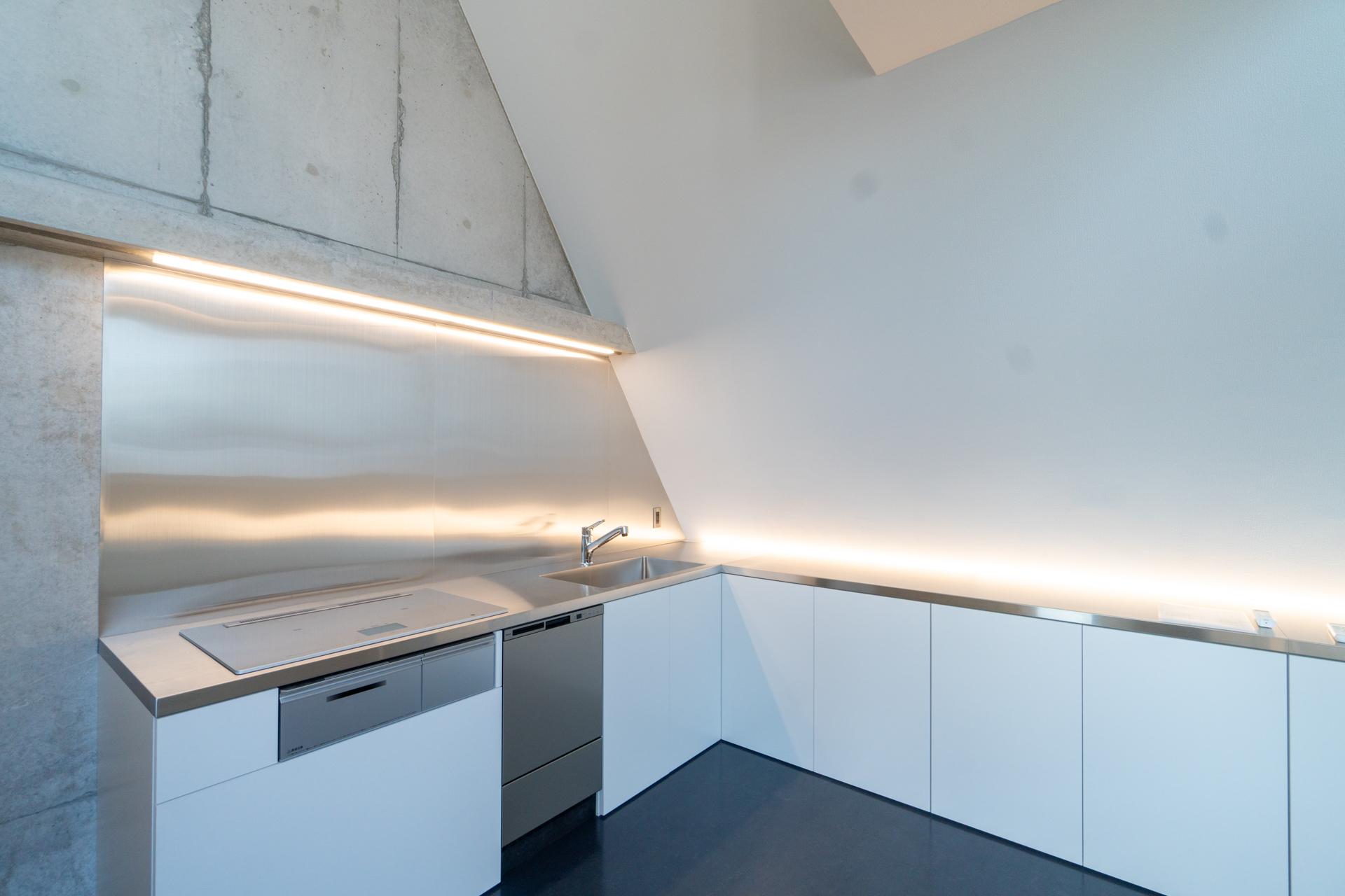 キッチン周りは収納を活かしすっきり使いたい（3階）