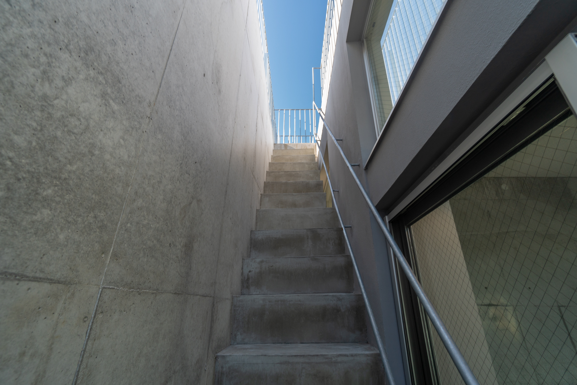 屋上へと続く階段