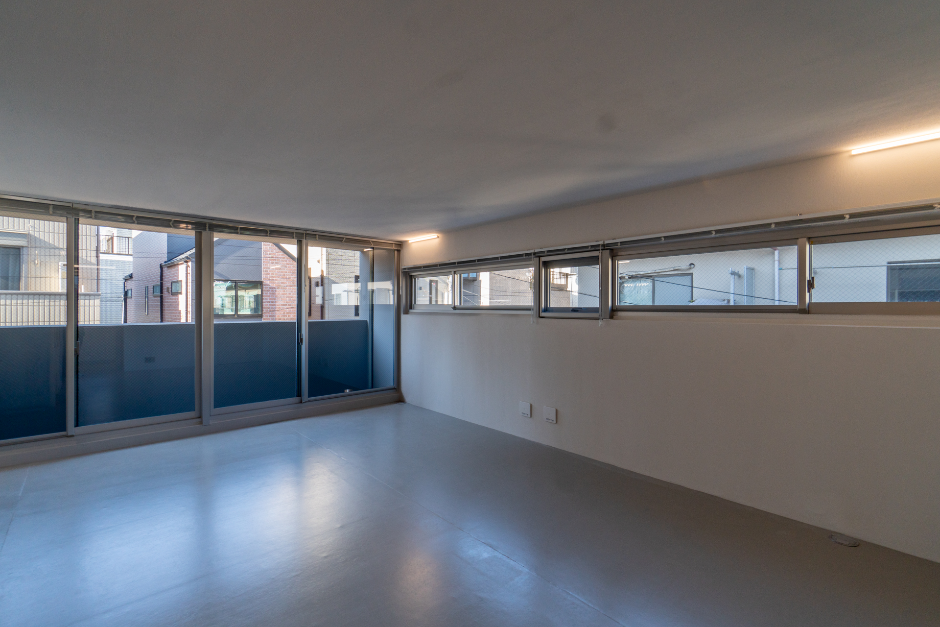 目線より高いところにある窓（2階）