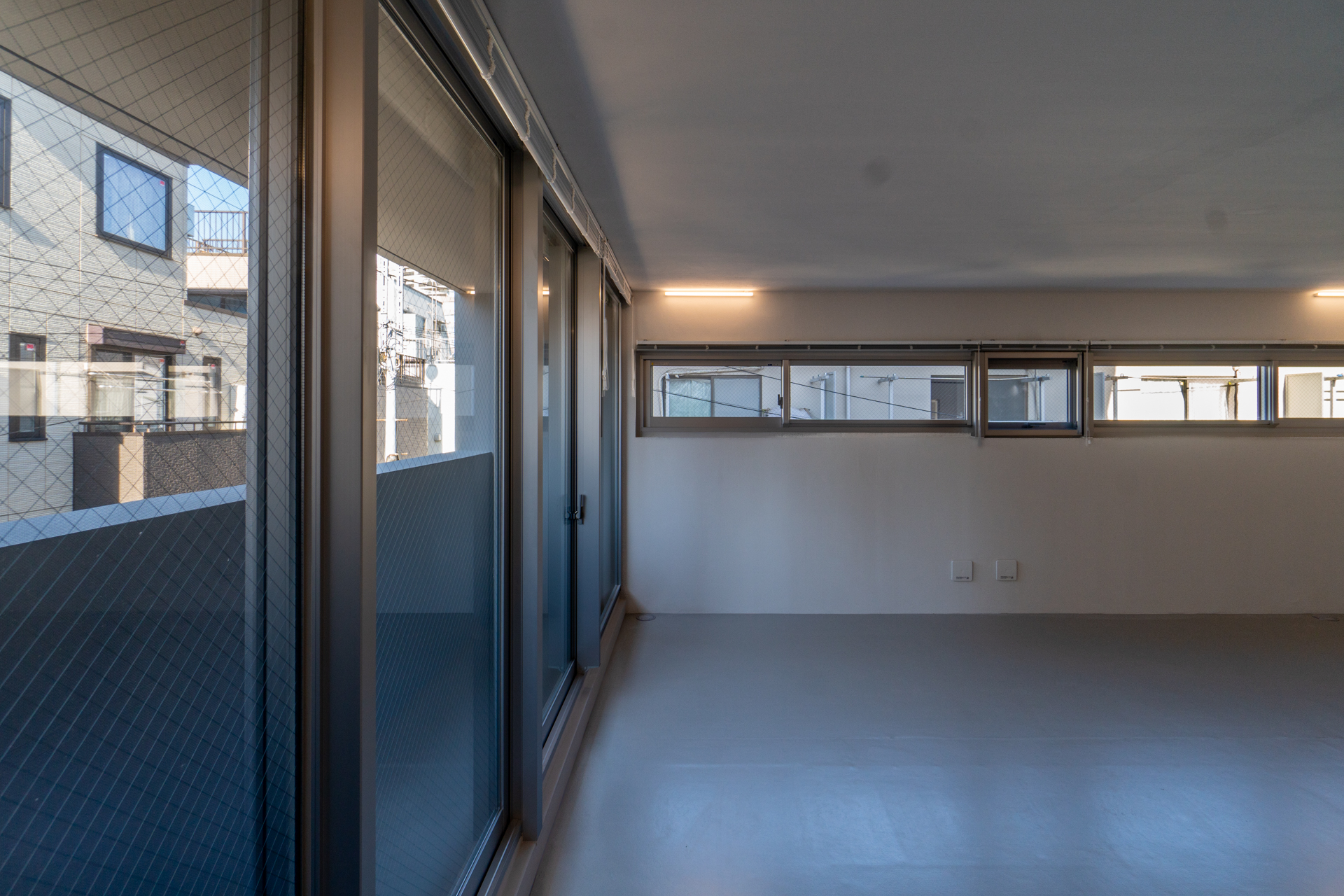 大きな窓と細い窓（2階）