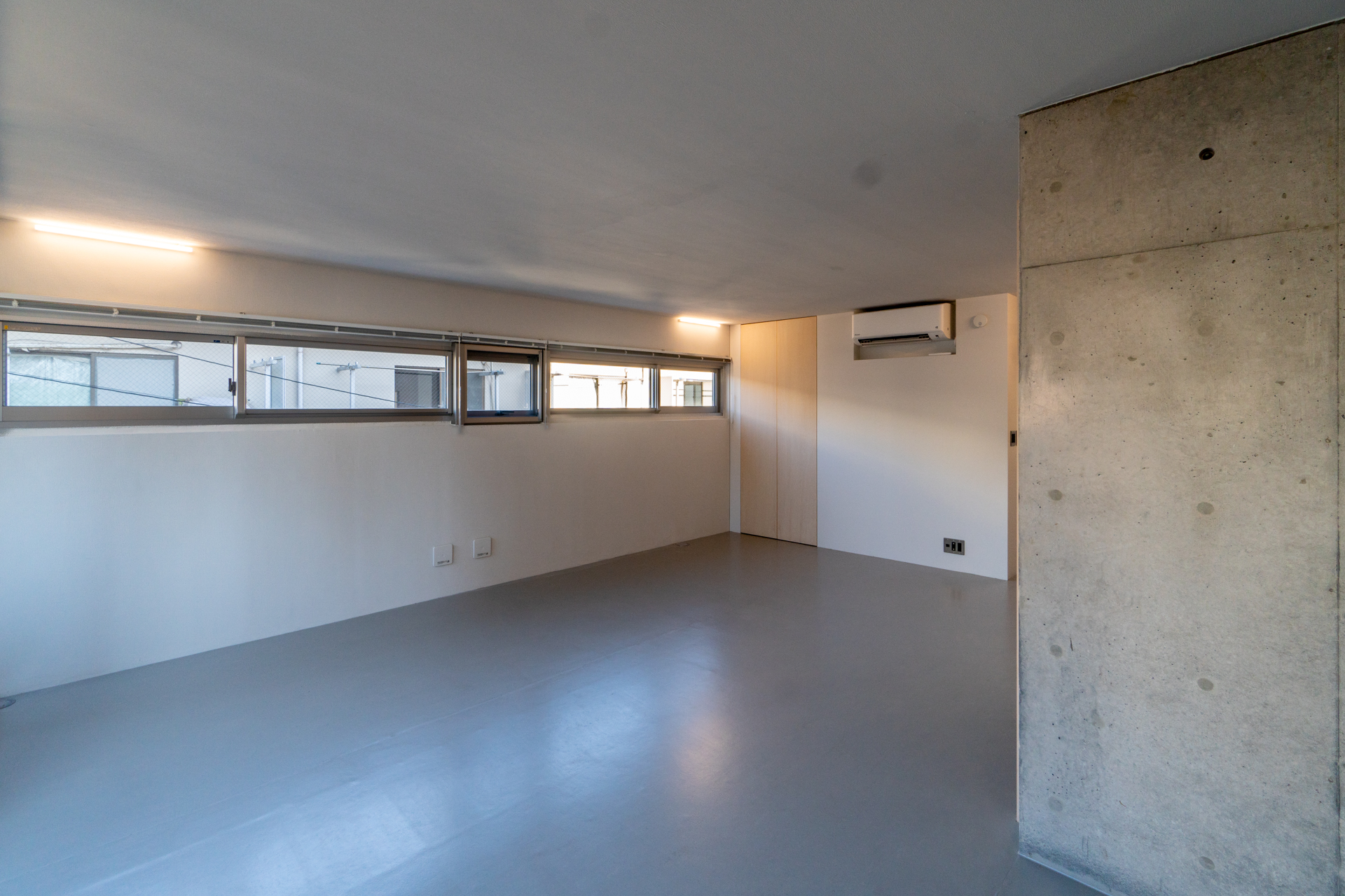 2階はグレーの床と天井でやわらかい印象