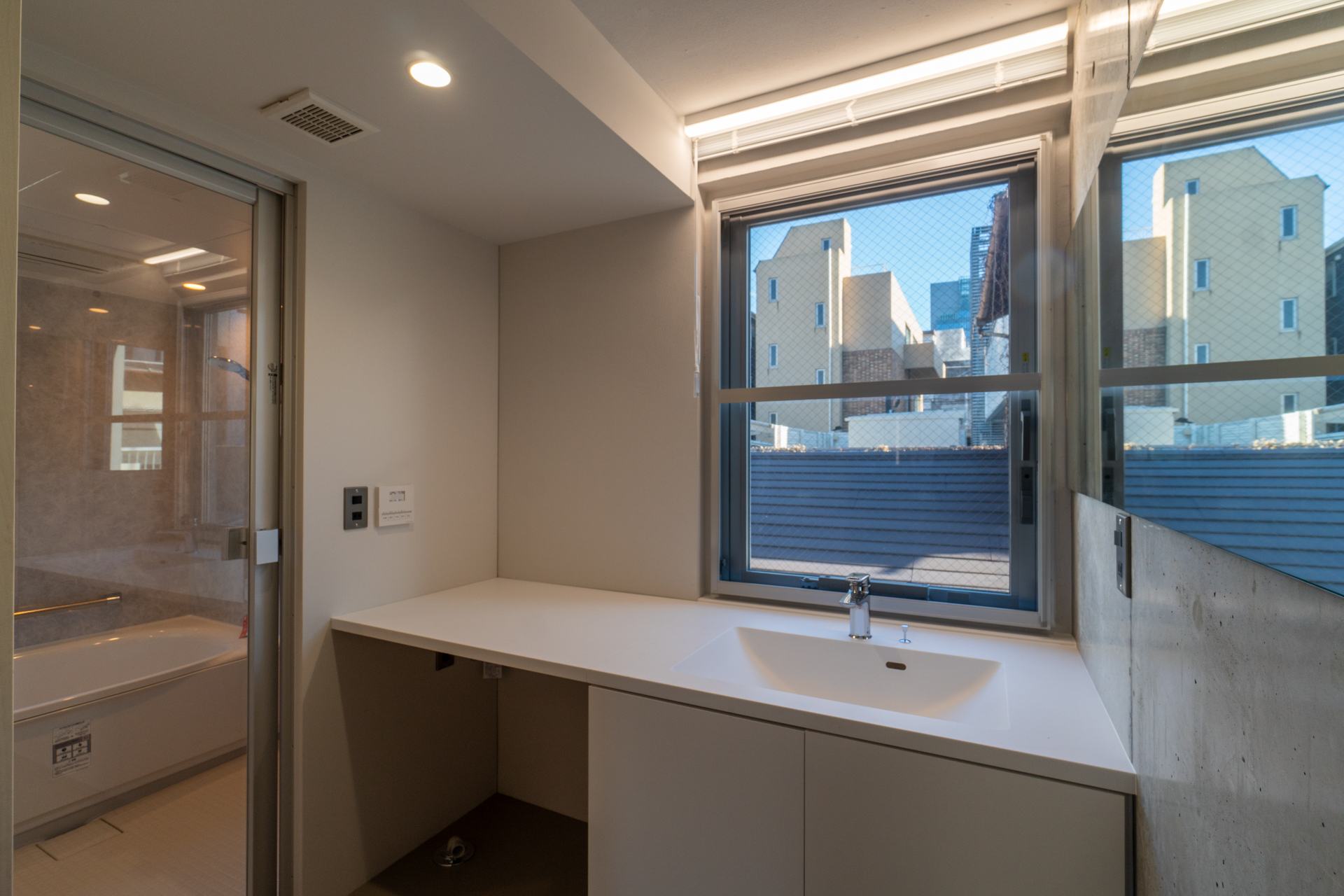 洗面スペースにも窓（2階）