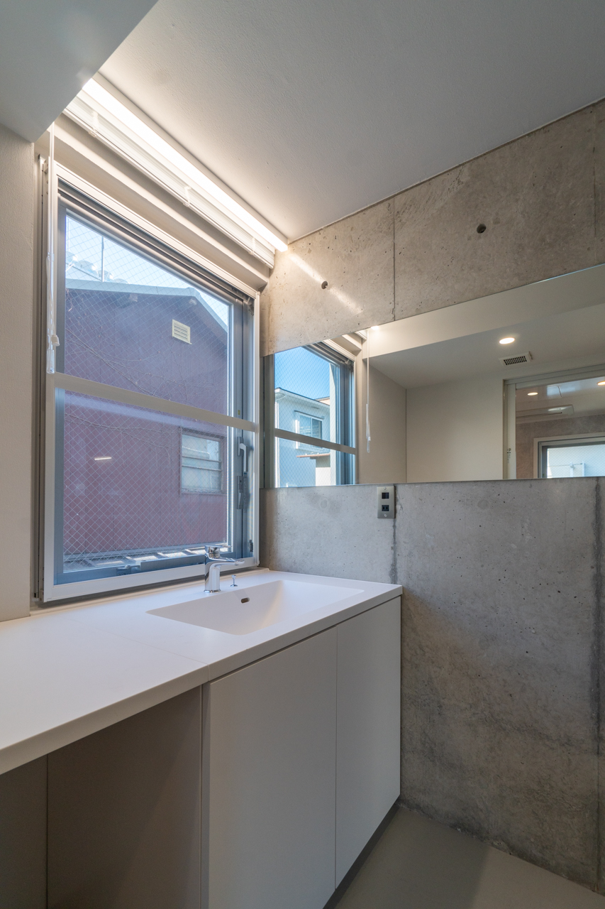 鏡は壁側に（2階）