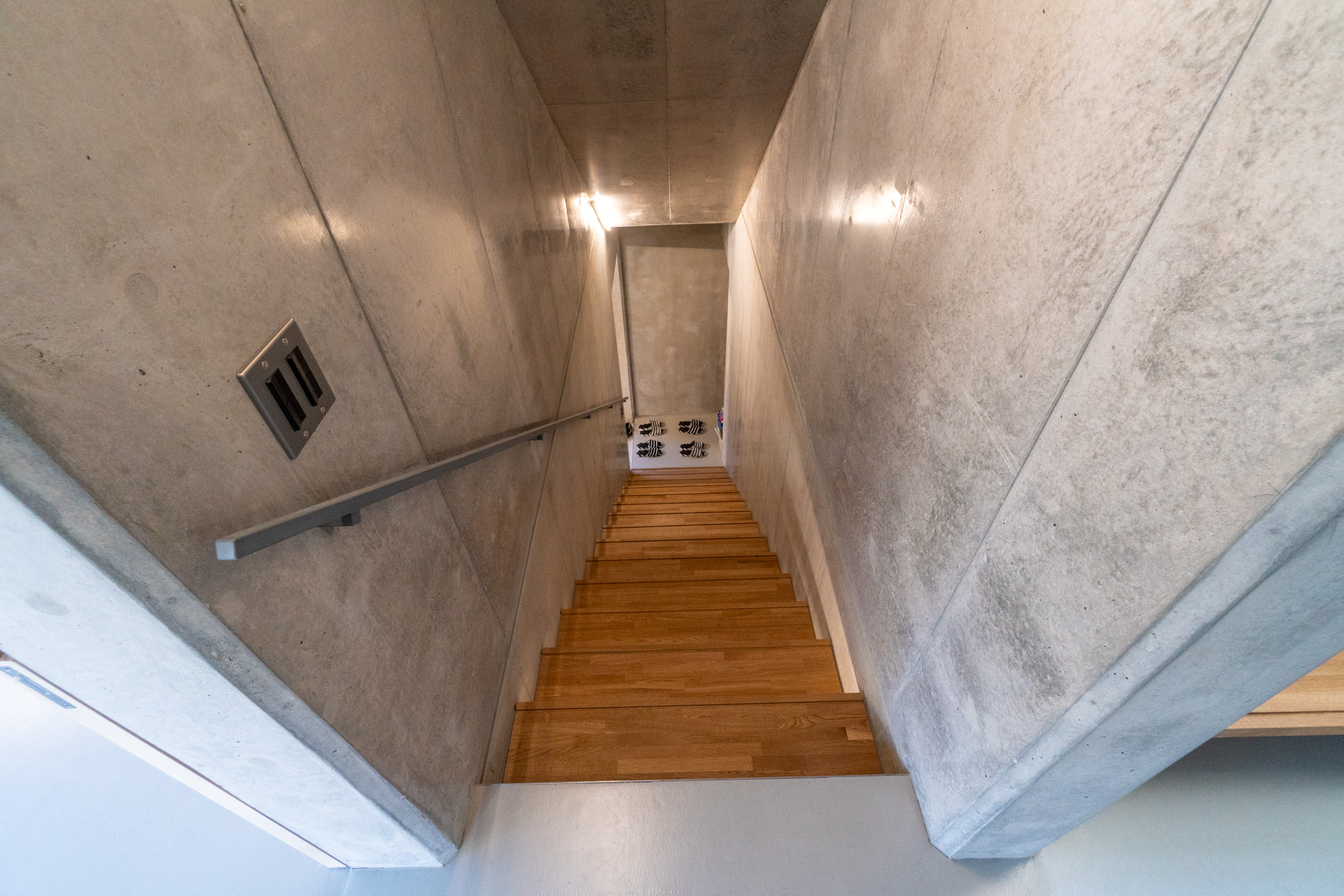 ガレージ部分へ