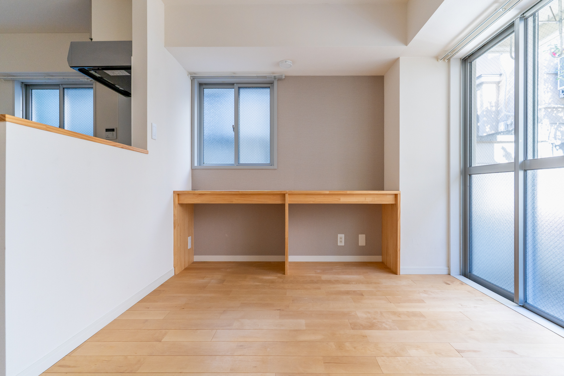 備え付きの木材テーブル