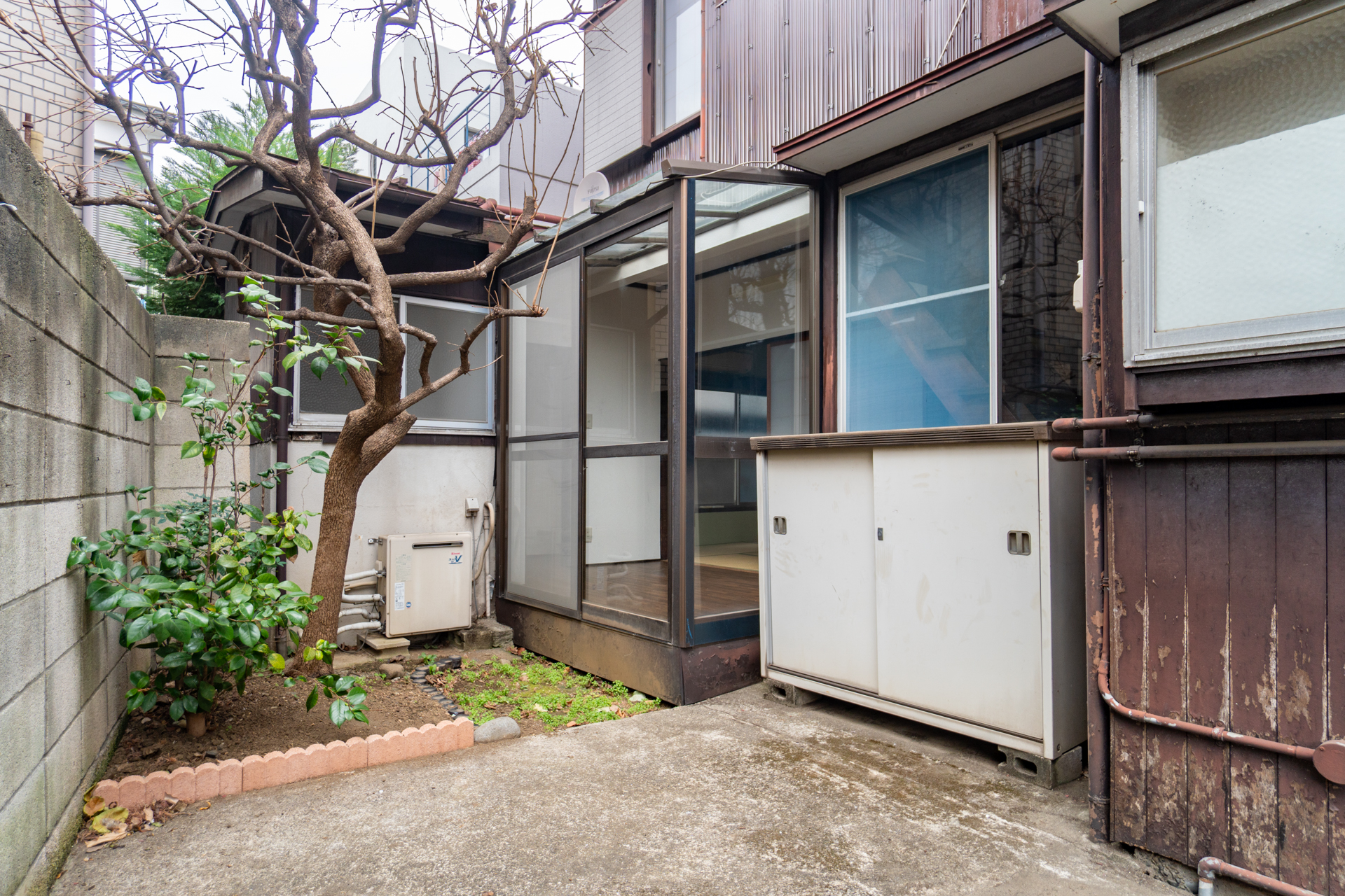 サンルーム前に小さいながらもお庭が