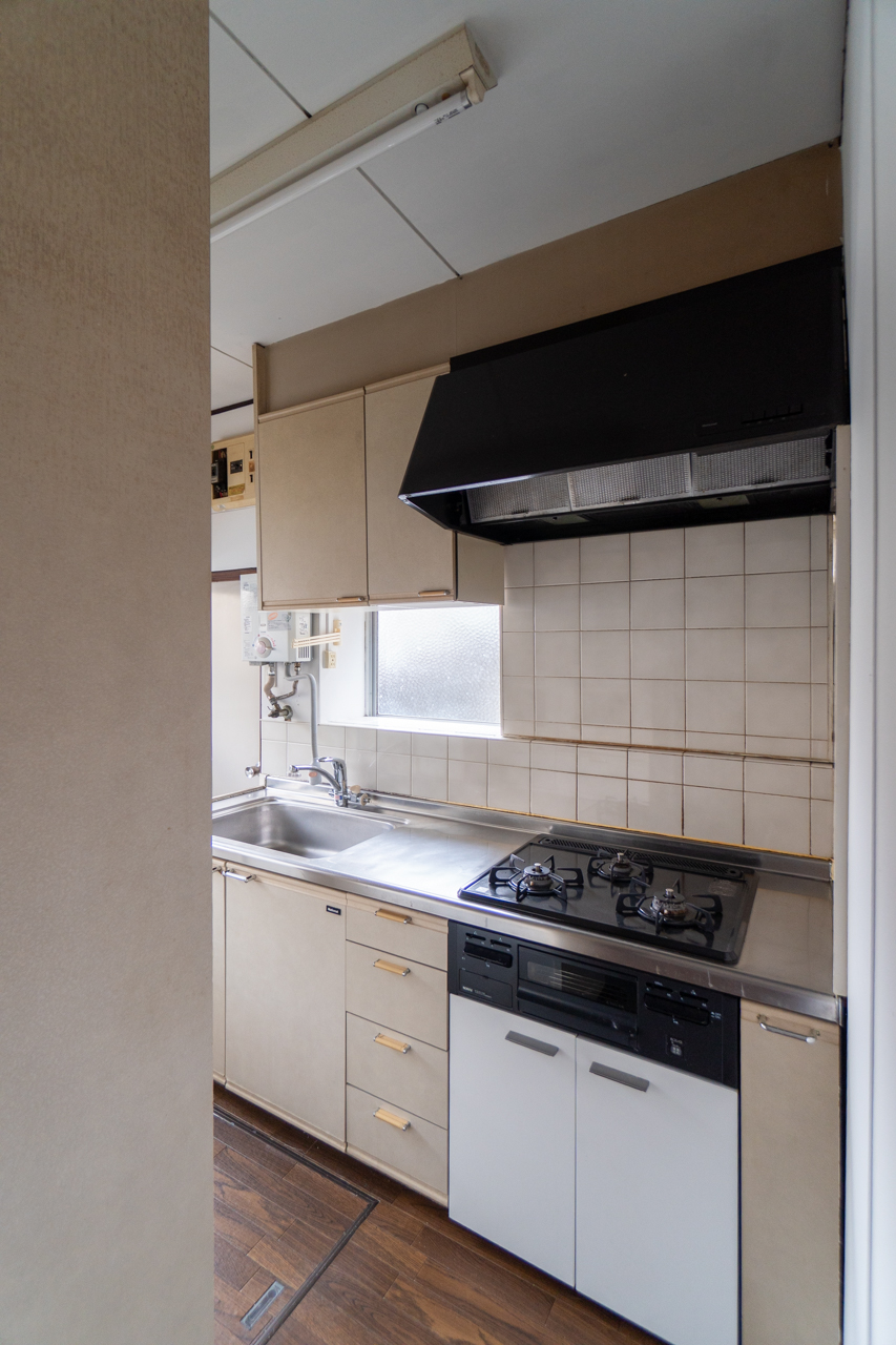 グリル付き3口コンロのあるキッチンスペースは奥まっています
