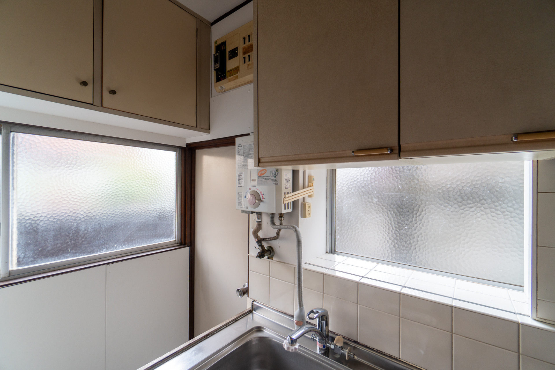 二方向ある窓間に勝手口