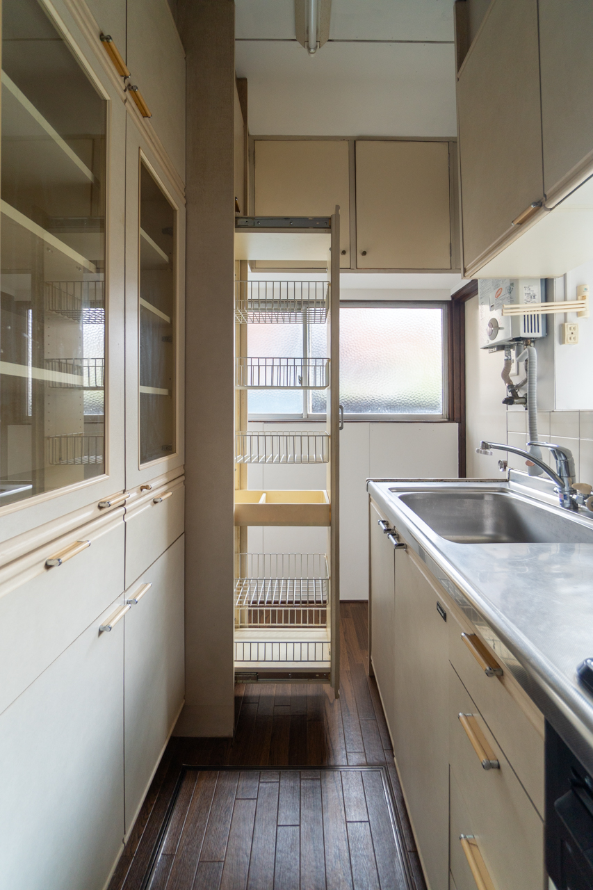 引き出し式の収納も