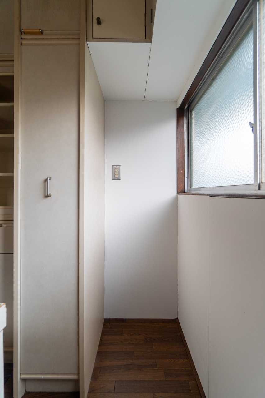 引き出し式収納奥の冷蔵庫置場は60cm角