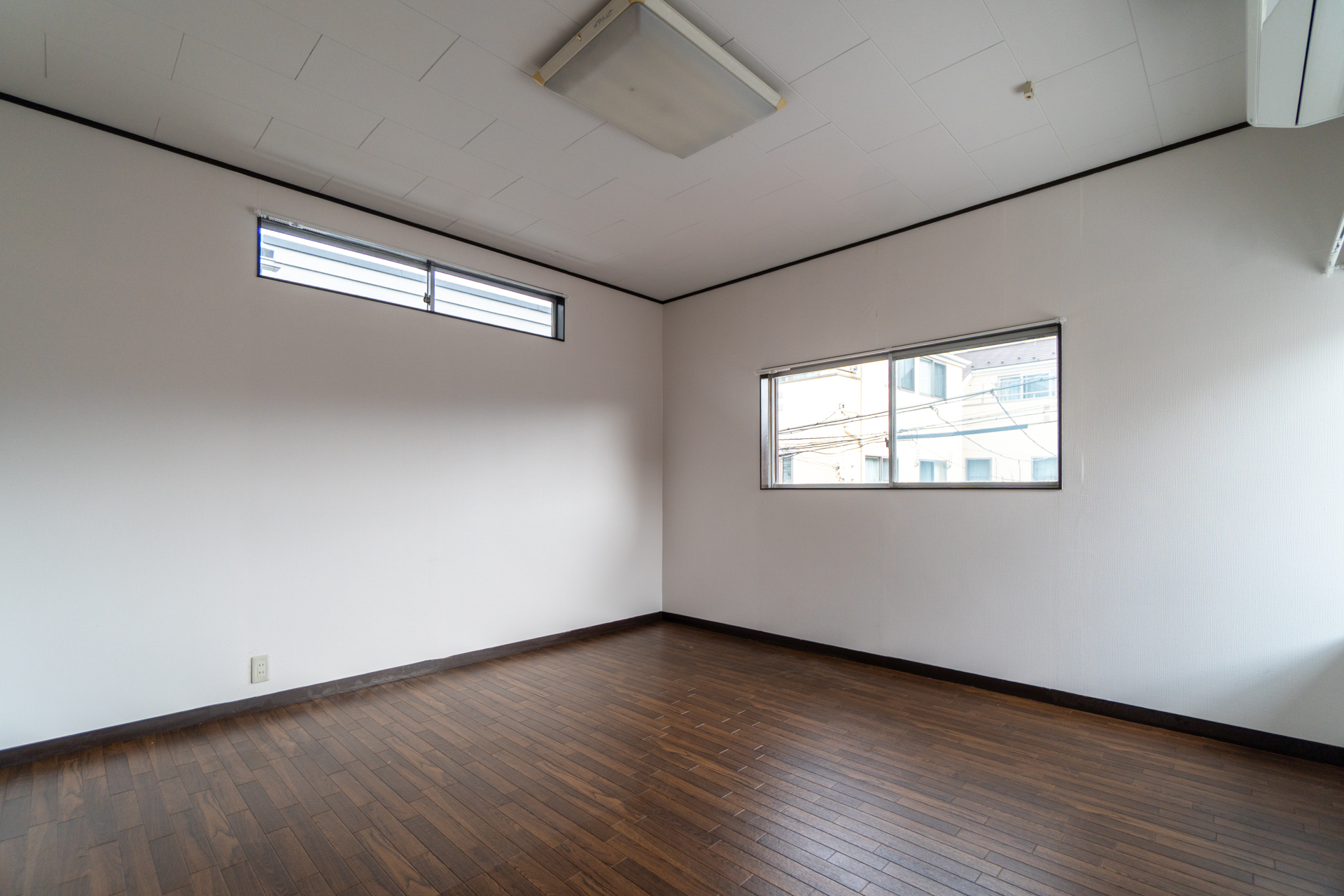 隣家との視線が交錯しにくい窓のレイアウト