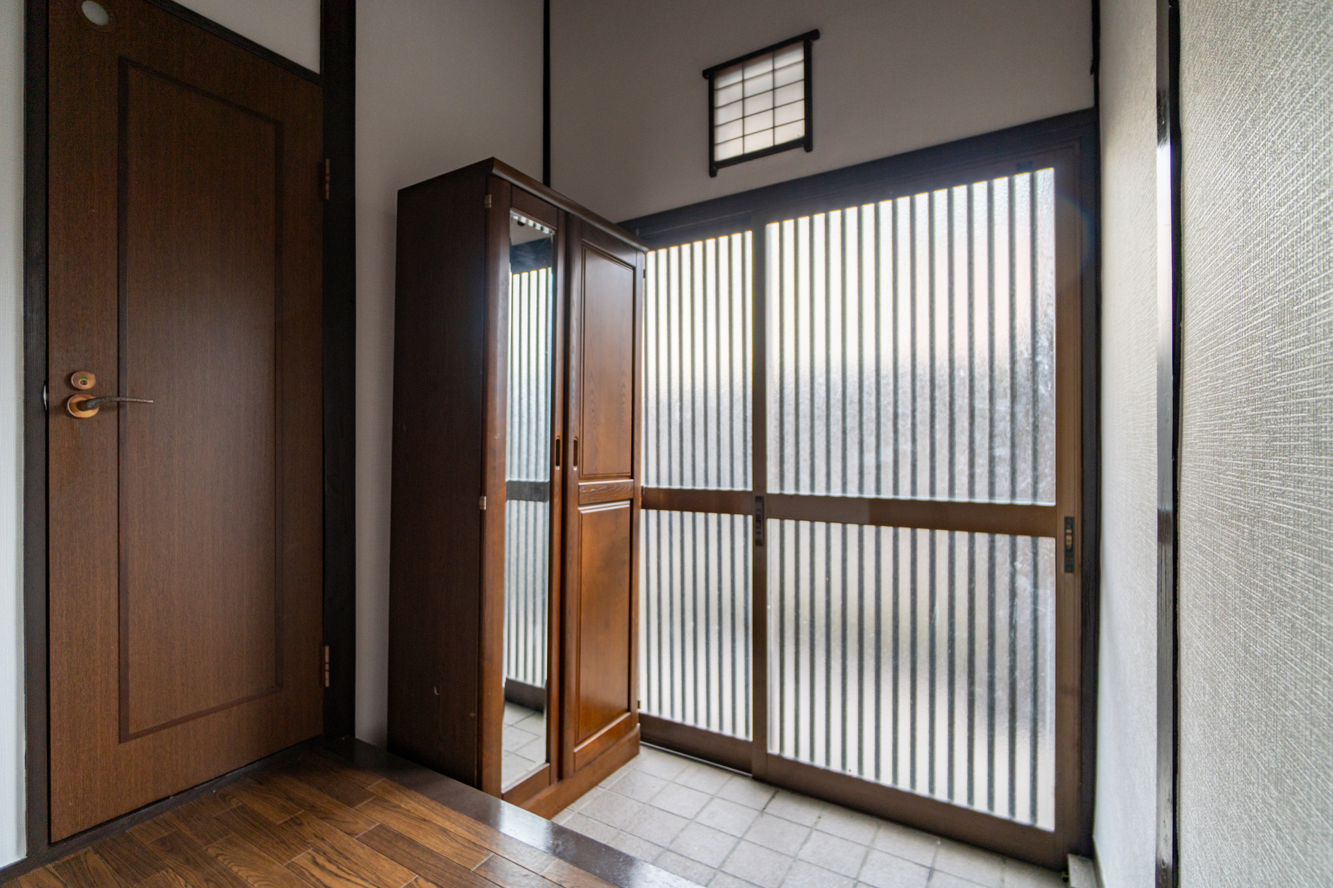 玄関には大きな下駄箱